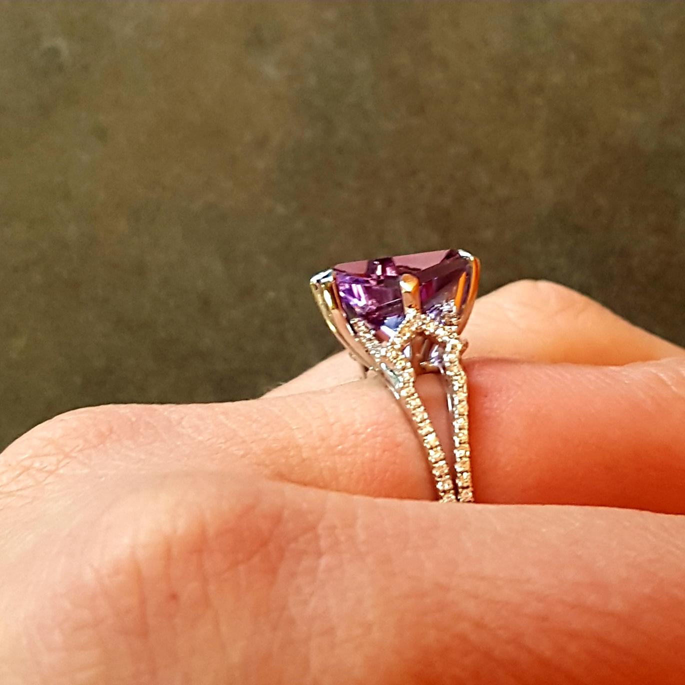 KATA 18Kt One-of-a-Kind Showpiece 2.78 Carat Amethyst and Diamond Cocktail Ring In New Condition For Sale In London, GB