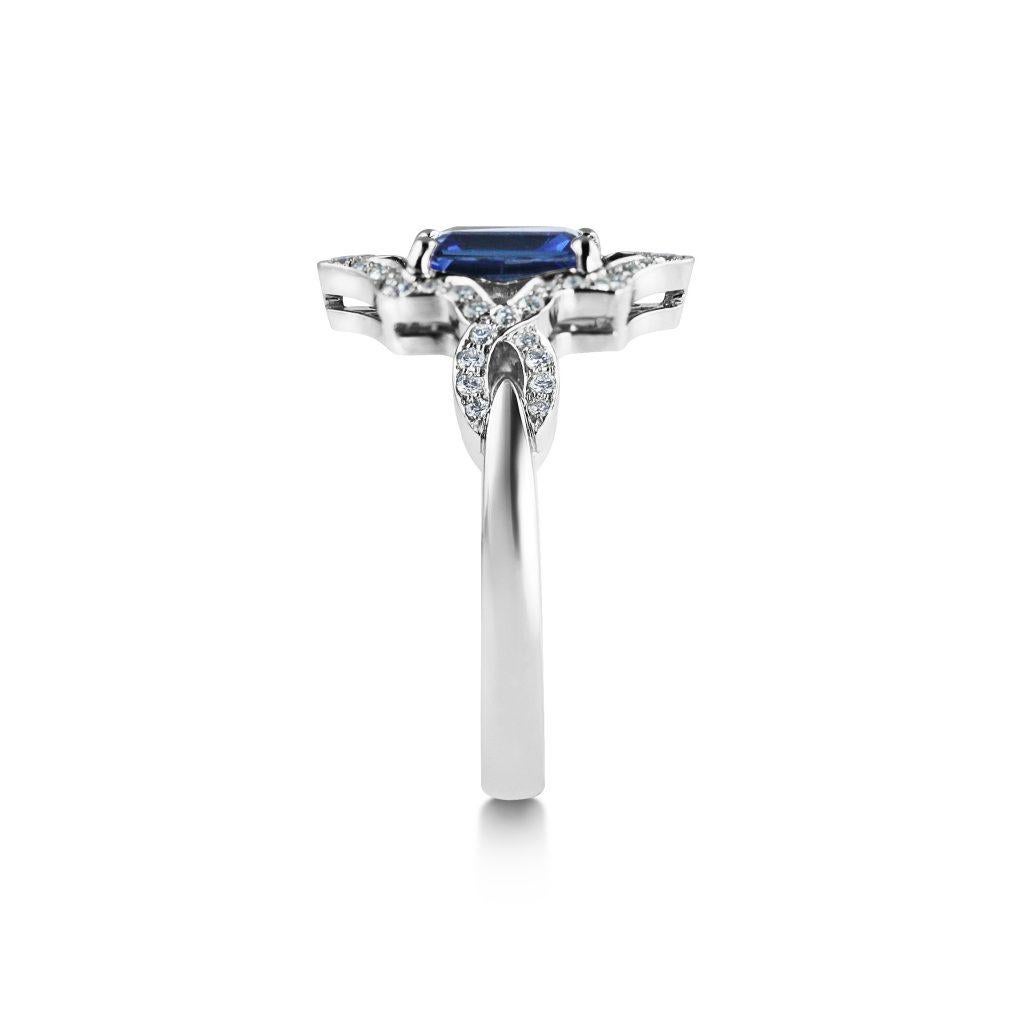 Taille émeraude Kata Dalia Bague de fiançailles à la mode en platine avec saphir bleu profond et diamants en vente