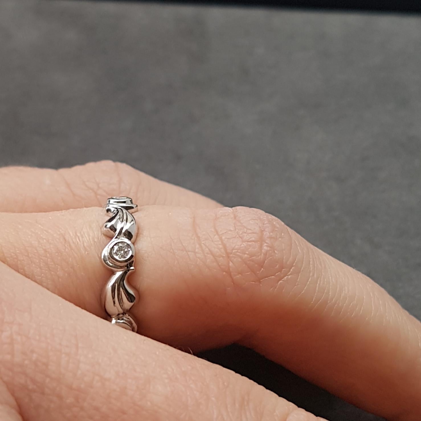 KATA Platinum Leaf Detail Eternity Band with White Diamonds In New Condition For Sale In London, GB