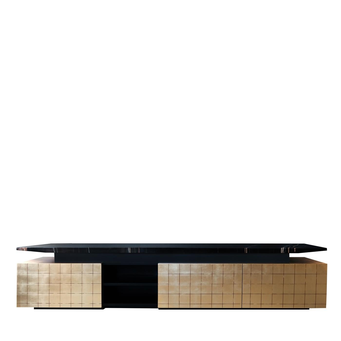 Questo scultoreo Objet d'art è una credenza che può fungere da porta TV grazie alle sue dimensioni generose. Splendidamente realizzato, è composto da tre cassetti e ripiani aperti centrali rifiniti con una lacca poliuretanica nera lucida, che