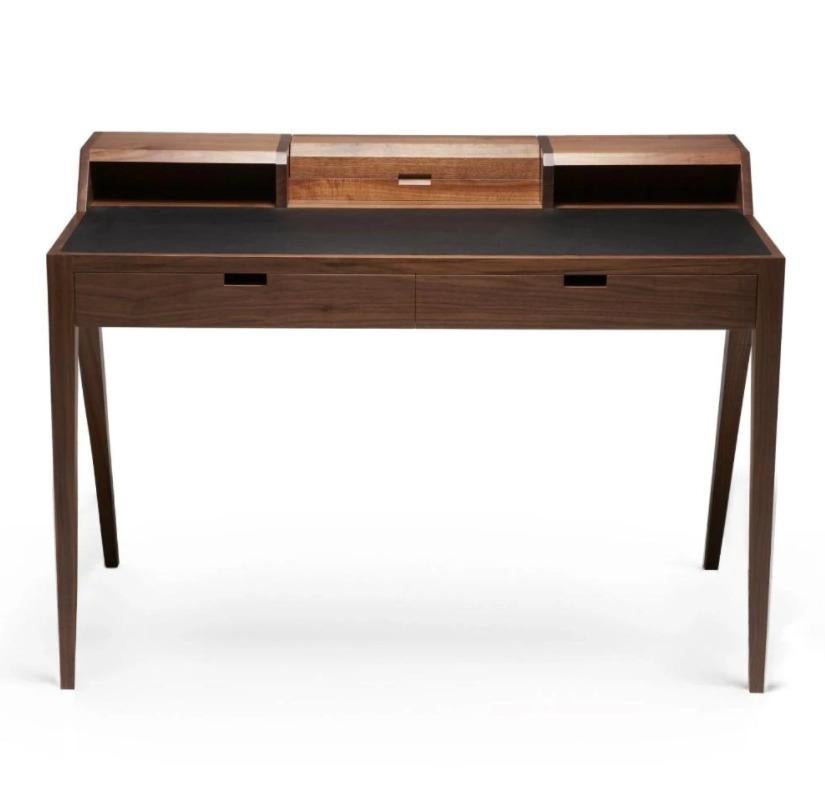 Bureau Katakana par Dare Studio
Dimensions : L 120 x D 70 x H 85
Matériaux : Noyer noir américain, cuir noir

Le bureau Katakana est un bureau audacieux et polyvalent conçu par Sean Dare pour Dare Studio. Inspiré par les caractères japonais, le