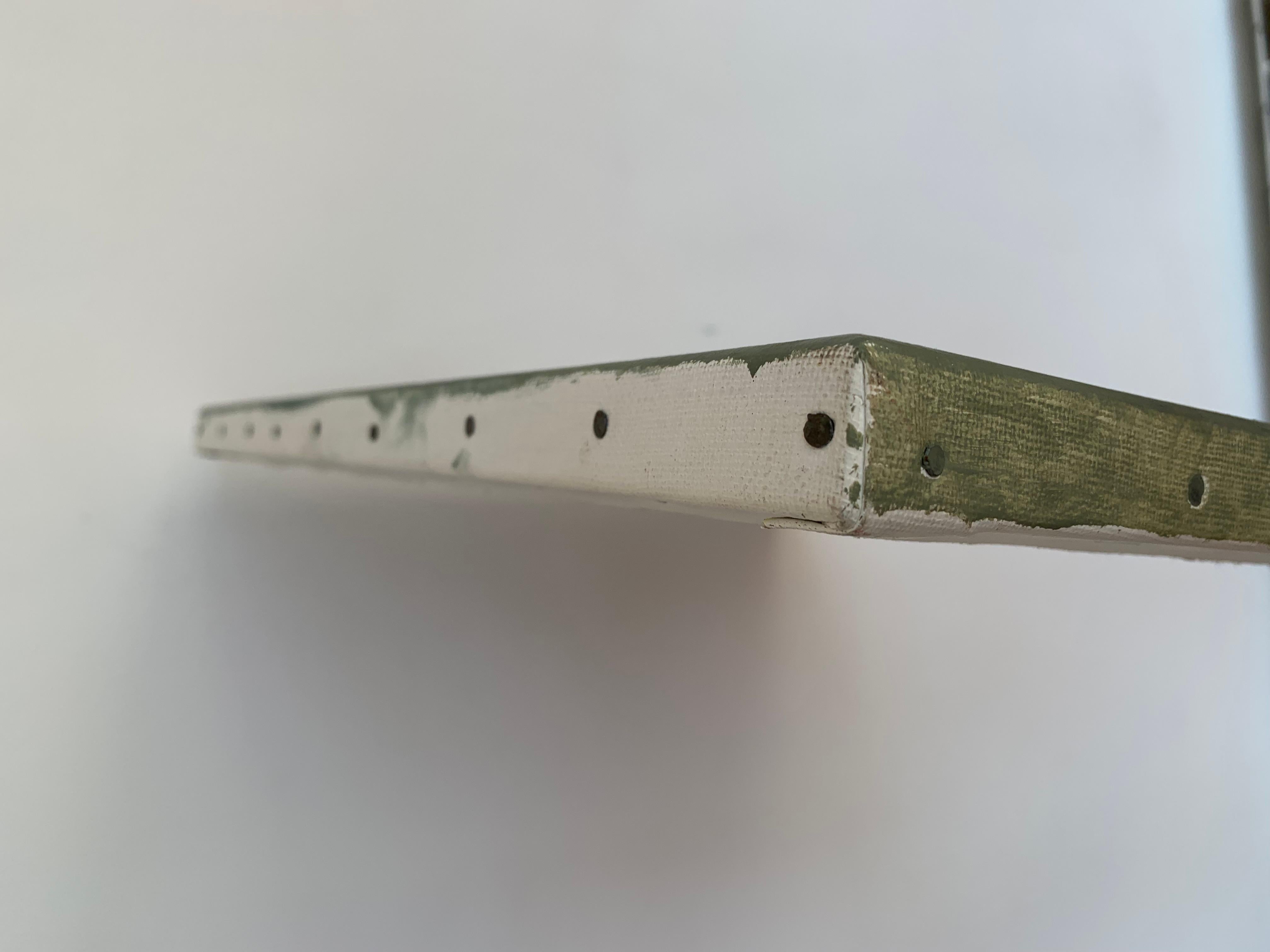 Dieses Kunstwerk zeigt eine scheinbar alltägliche, aber auffallend eindrucksvolle Darstellung von drei sich überlappenden Kunststoffbügeln, die fachmännisch vor einem gedämpften, kreidegrünen Hintergrund wiedergegeben werden. Die in sanften