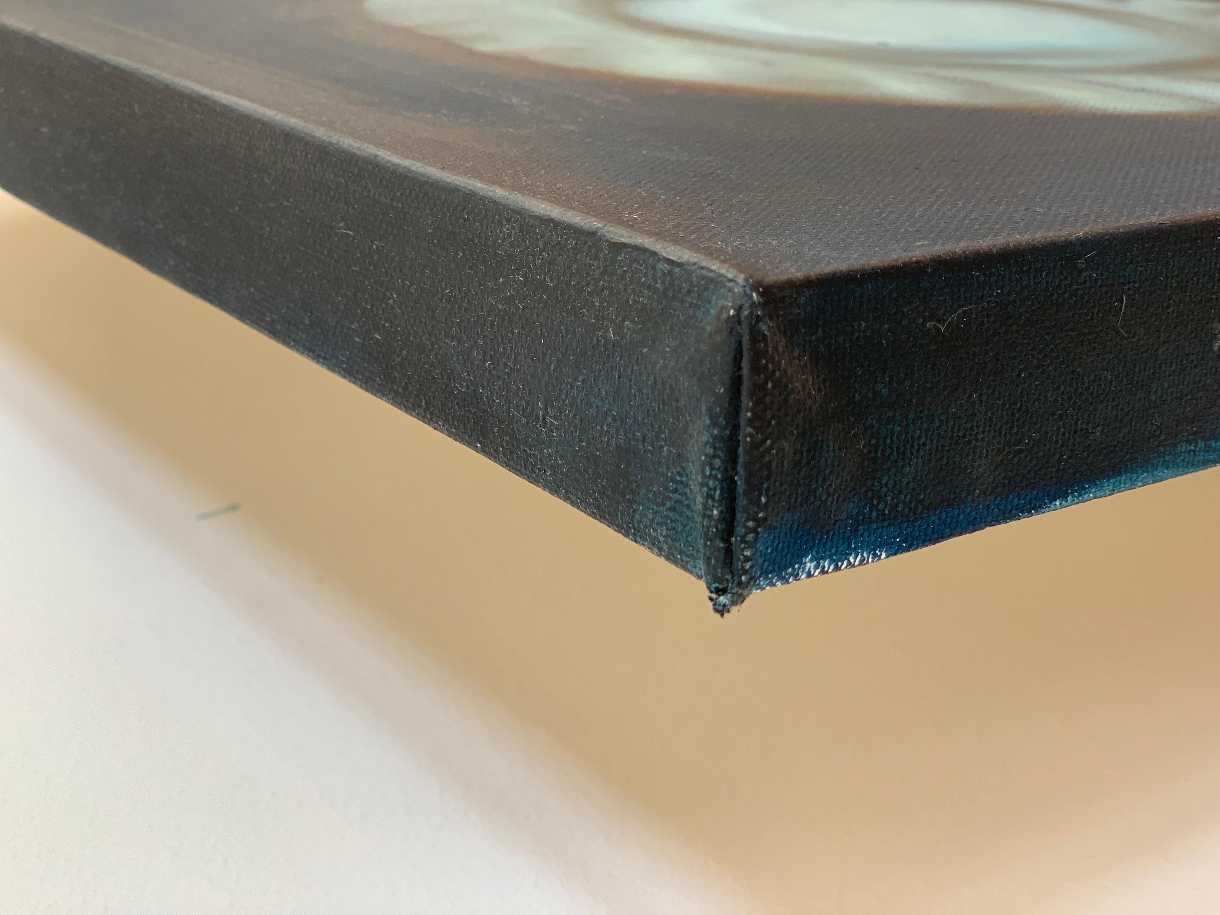 Dieses Kunstwerk zeigt eine eindrucksvolle Darstellung von zwei kunstvoll gestalteten Tellern vor einem reichen, tiefen Hintergrund, der ein Gefühl von Tiefe und Kontemplation vermittelt. Im Mittelpunkt stehen die Teller, von denen jeder ein zartes