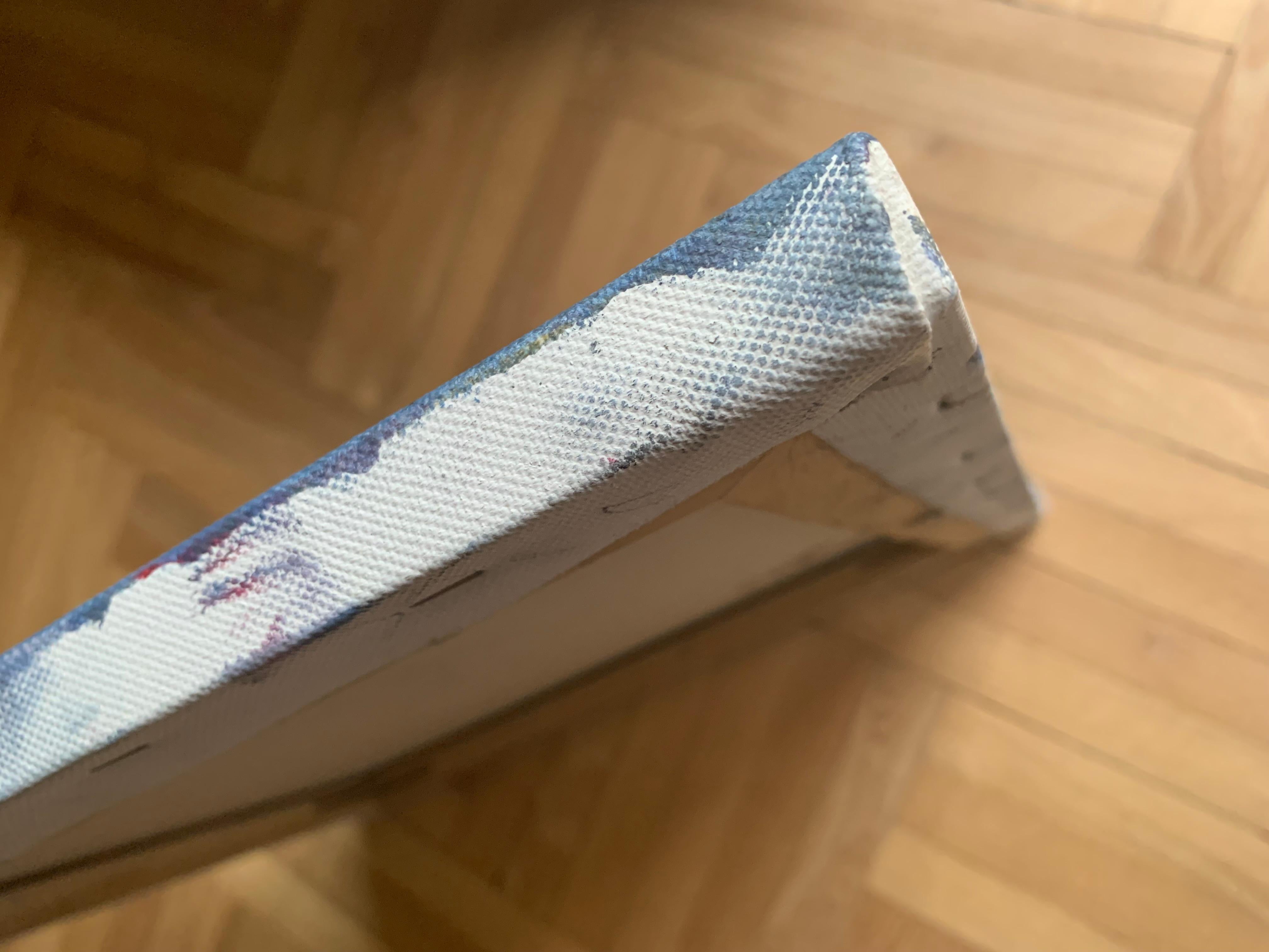 Quest'opera d'arte presenta un'esplorazione evocativa della forma e dell'atmosfera, dominata da una sorprendente tavolozza di colori blu. I bordi morbidi e sfocati creano una qualità onirica, invitando gli spettatori a immergersi nella sua presenza