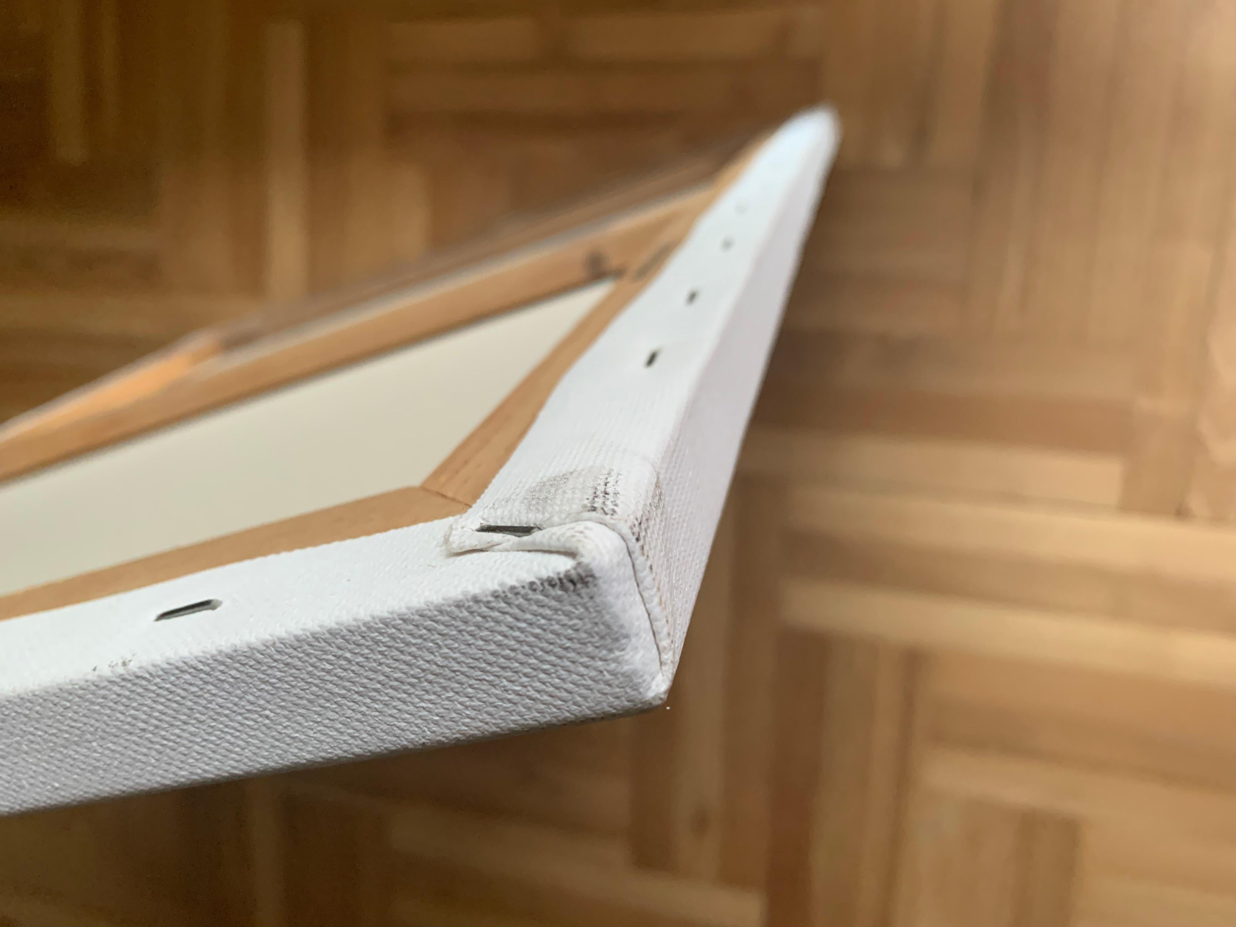 Dieses Kunstwerk stellt ein minimalistisches Stillleben dar, das die stille Eleganz von Alltagsgegenständen einfängt. Die Leinwand wird von einer eckigen Tischplatte dominiert, die sich über die obere Hälfte erstreckt und in weichen, gedämpften