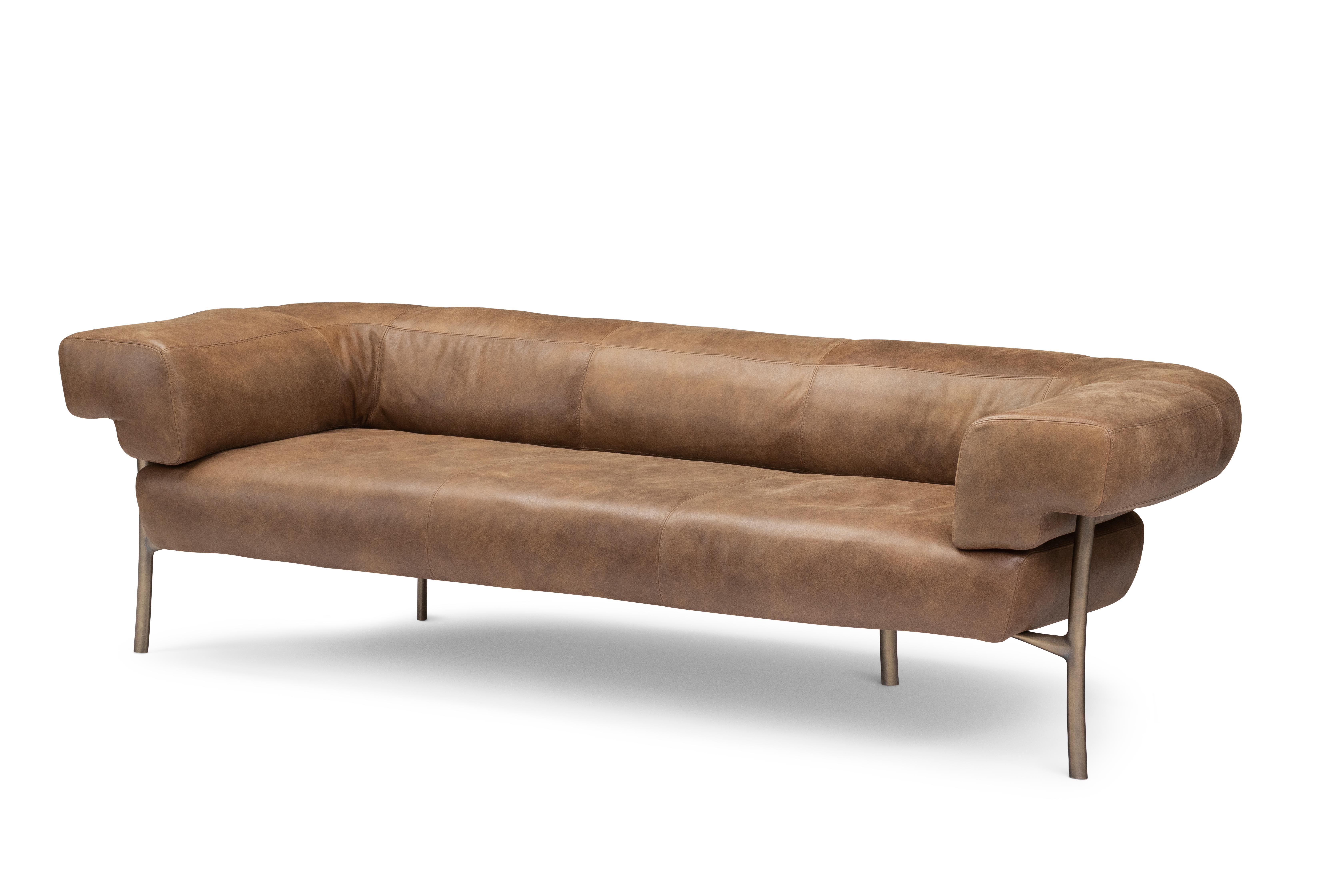 In the Katana sofa, Paolo Rizzatto, being the refined and expert designer he is, puts great care in the proportions of the structural elements of the product. In the elliptical leg, every millimeter has been designed and calibrated, as well as the
