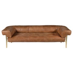 Katana 2 Seater Sofa aus schokoladenbraunem Waldleder mit Beinen aus poliertem Messing