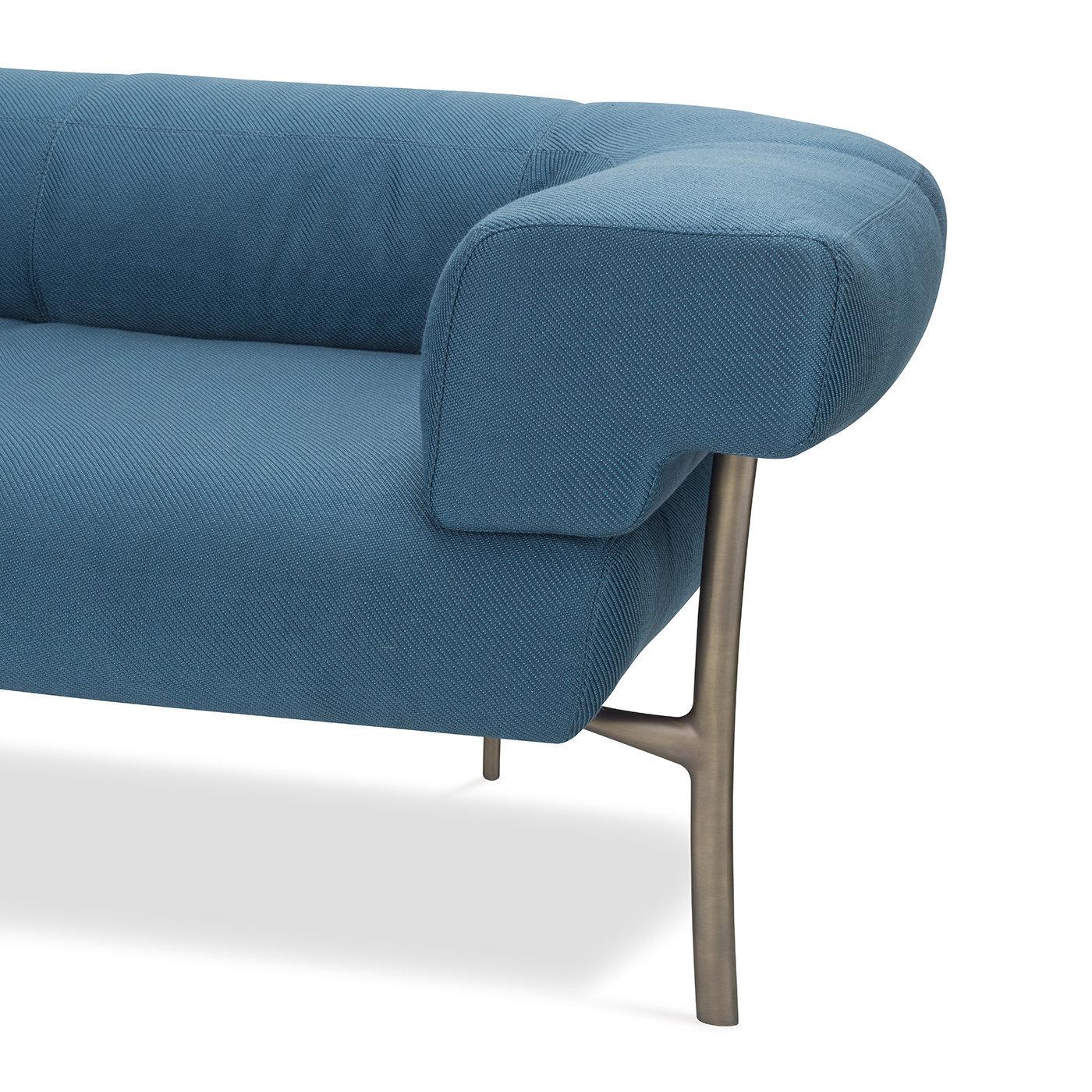 Equilibrio e rigore sono due aggettivi che descrivono al meglio le generose proporzioni di questo comodo e avvolgente divano. È stata posta grande attenzione nel creare un oggetto sublimemente armonioso, fino a calibrare il design delle gambe e