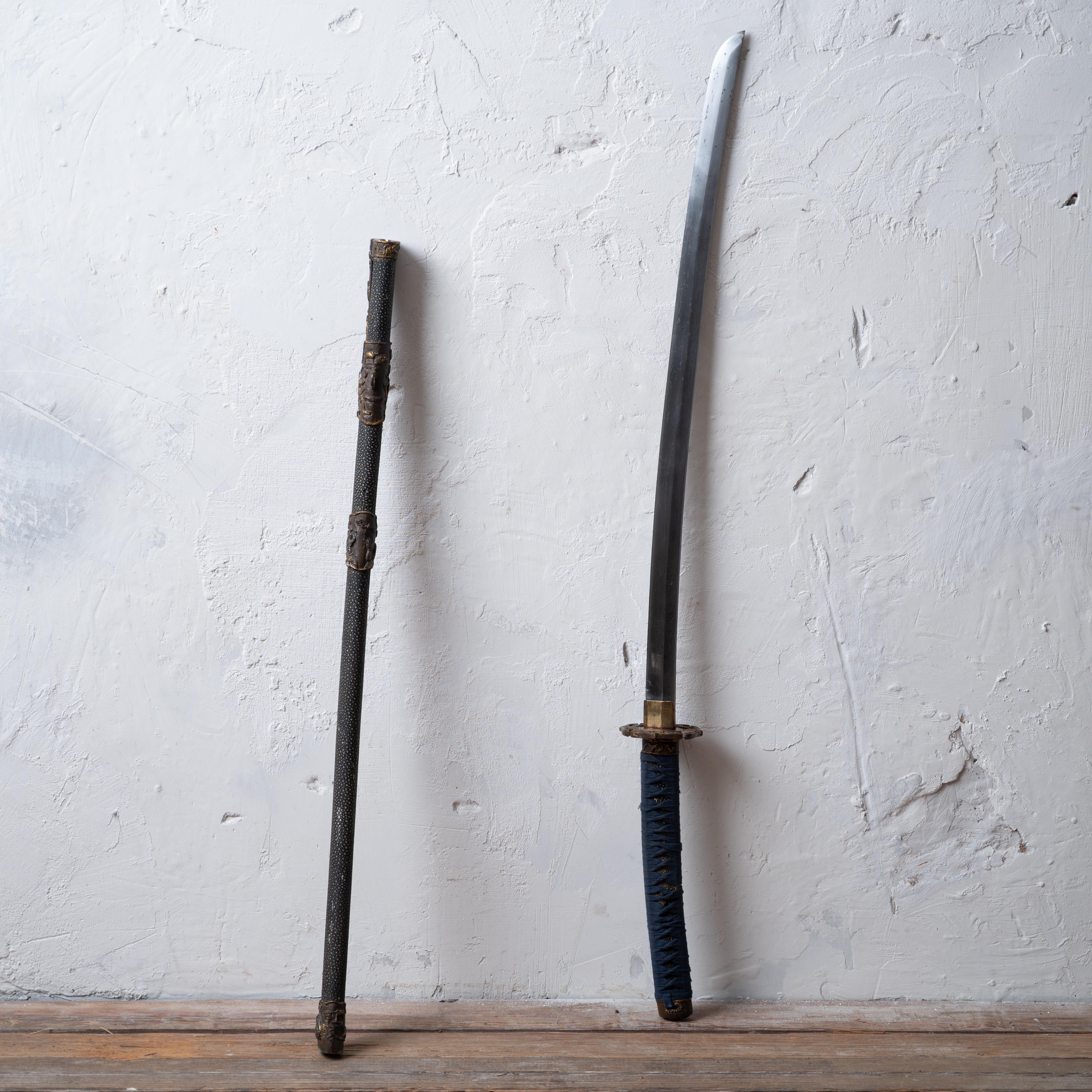 Spada katana giapponese, metà del XX secolo.

43 ½ di lunghezza per 3 ¼ di larghezza e 3 pollici di profondità.




