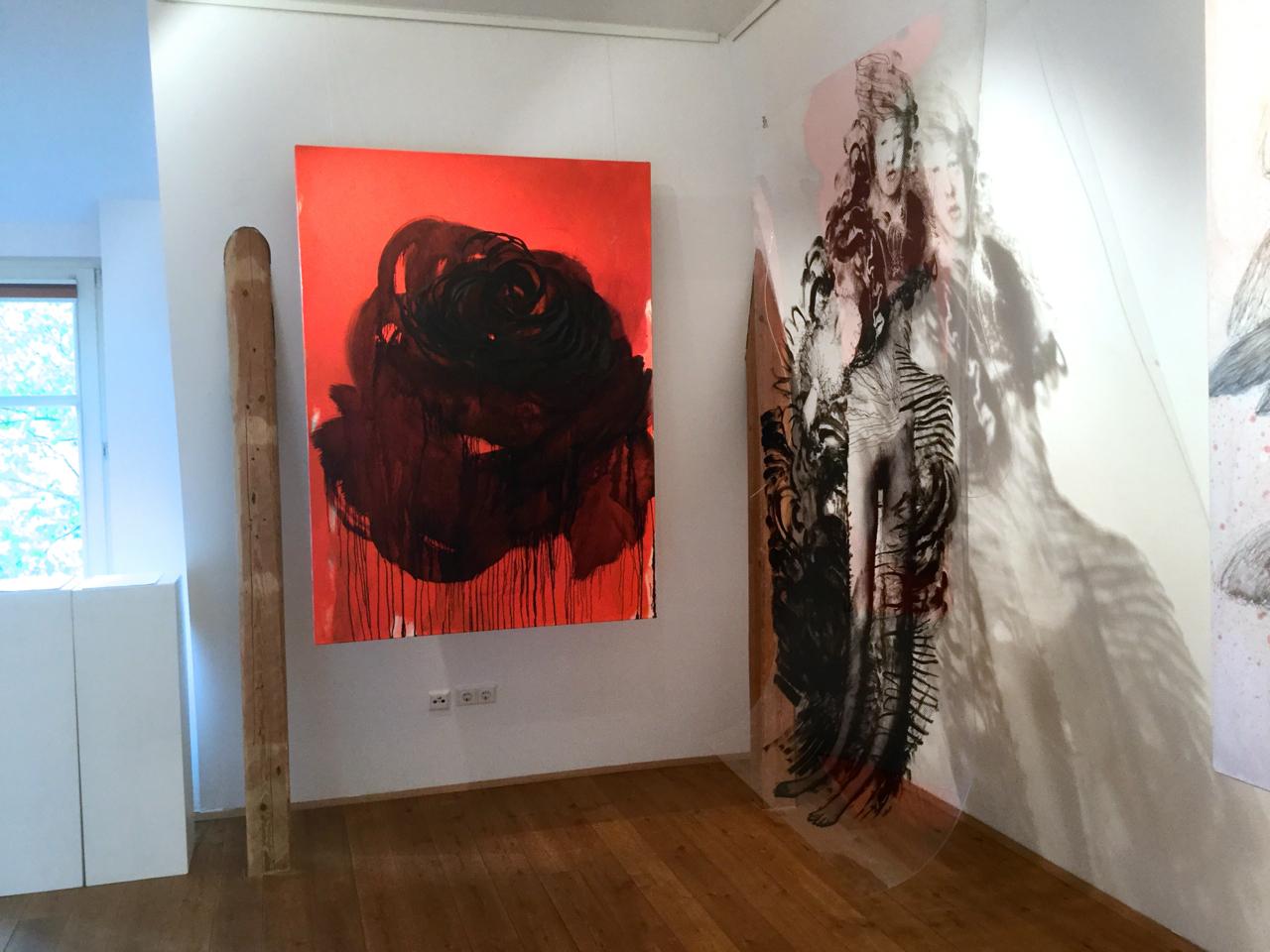 Katarzyna Swinarska è un'artista visiva contemporanea che lavora con la pittura e il video e che spesso segue la convenzione della video performance. Crea anche progetti multimediali in cui combina proiezioni e suoni. È un'alunna dell'Academy of