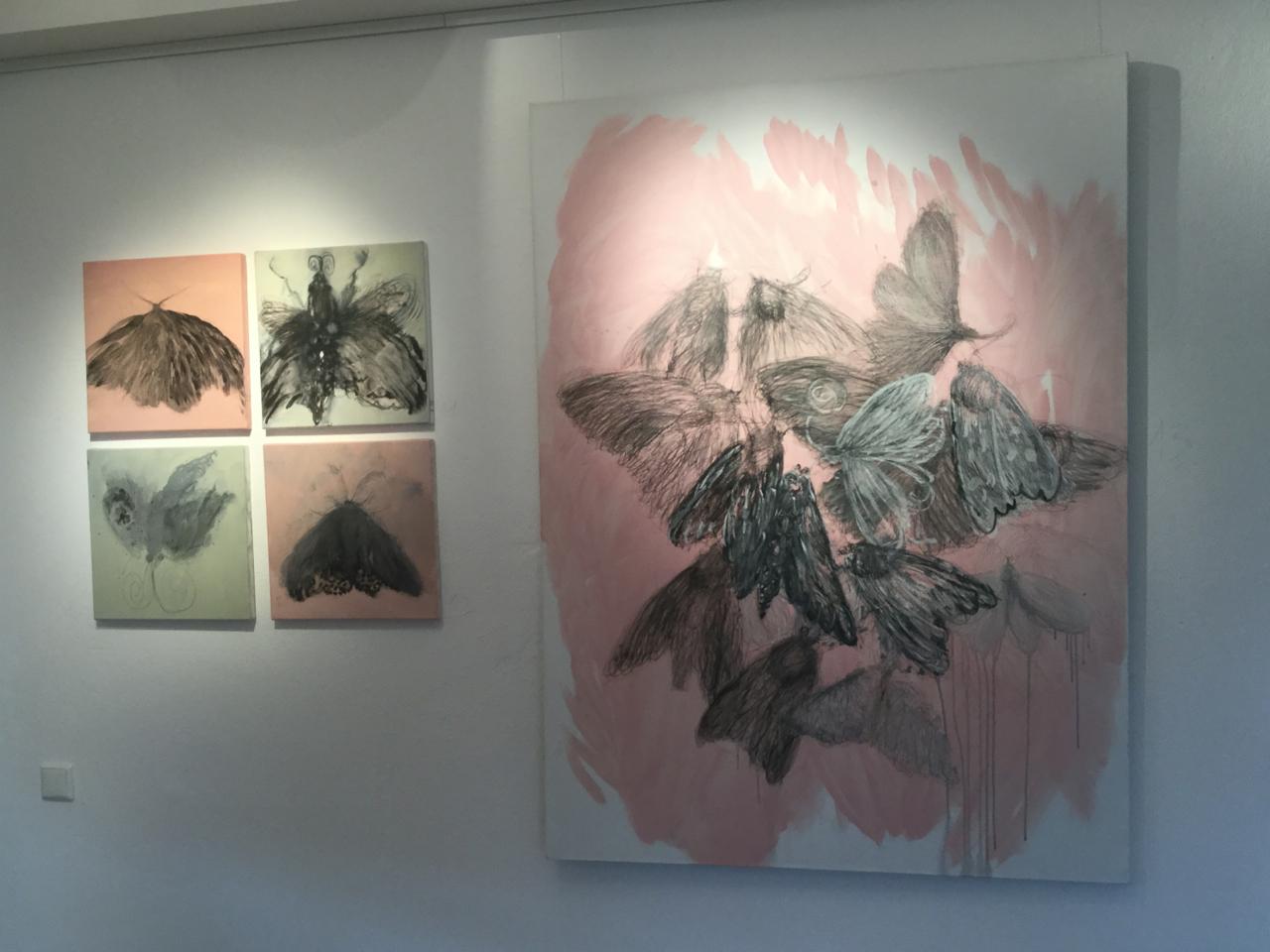 Moth 3, Komposition mit Insekten - Zeitgenössisches figuratives Ölgemälde, Tiere – Painting von Katarzyna Swinarska
