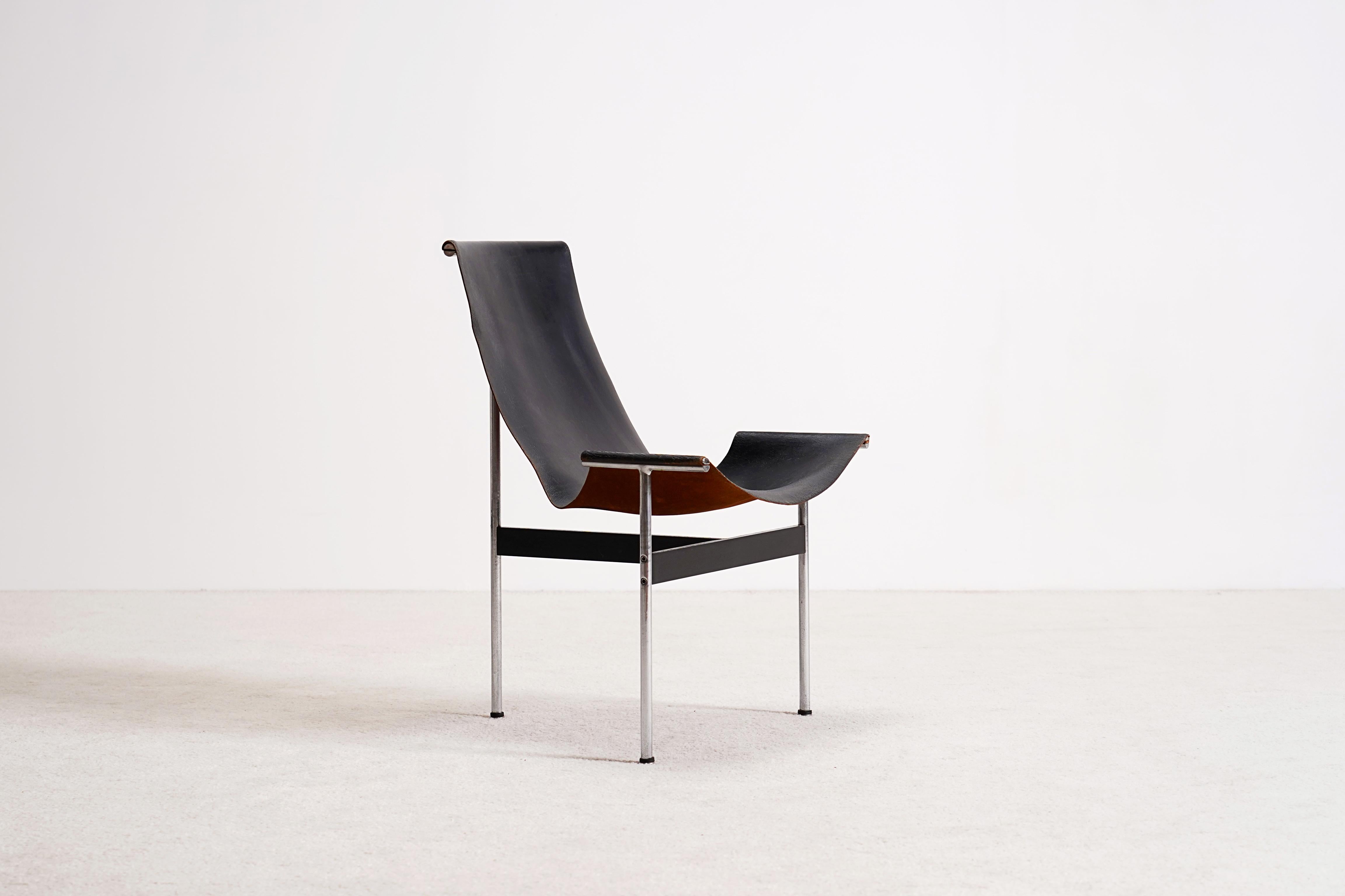 Einzelne dreibeinige Stühle, Modell T-Chair, entworfen von Katavolos, Kelley und Littell in den Jahren 1952 / 1953. Drei T-förmige Stahlbeine halten das schwarze Leder in Position. Das Leder ist nur an drei Punkten mit dem Rahmen verbunden, wodurch
