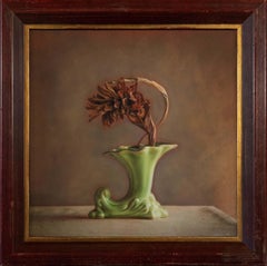 Grüne grüne Vase mit Ingwerblume