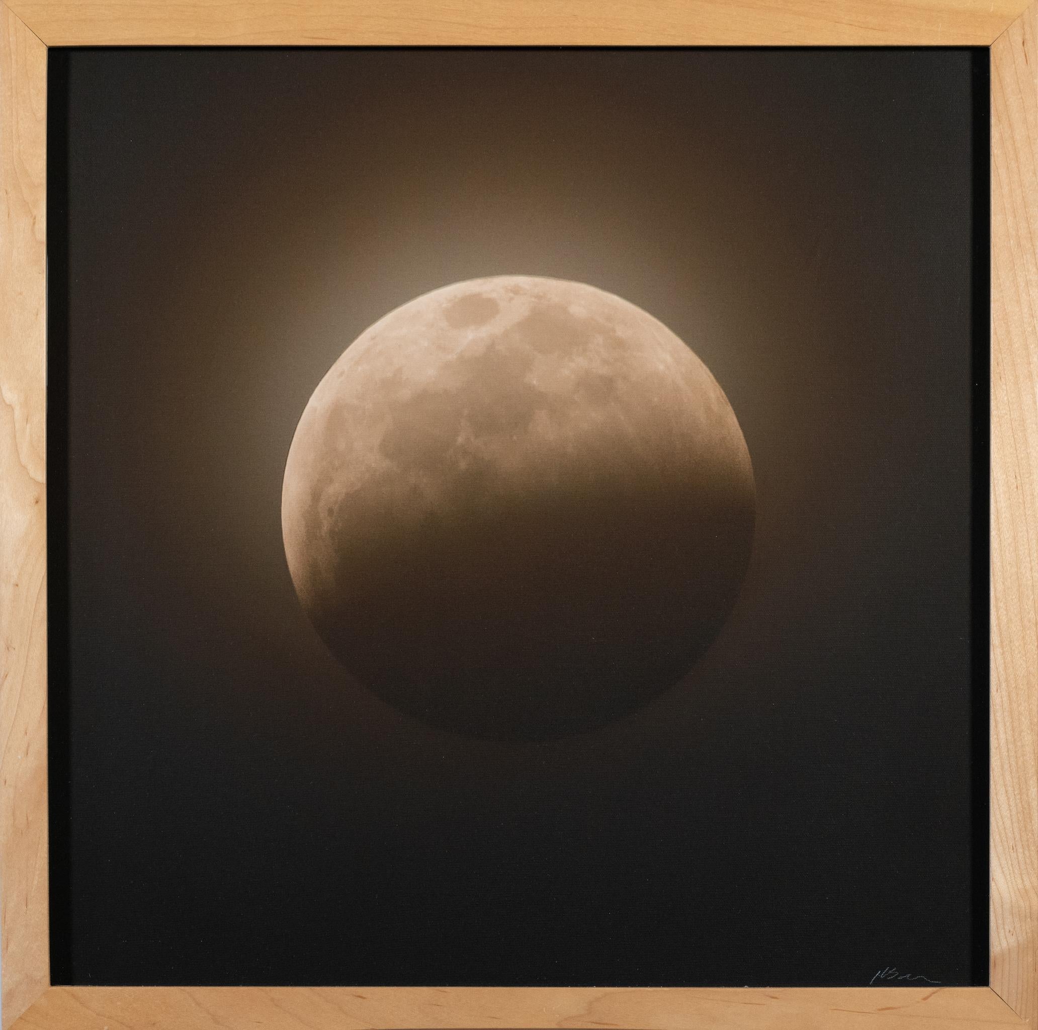 Neun Lunar Eclipses (I) – Mixed Media Art von Kate Breakey