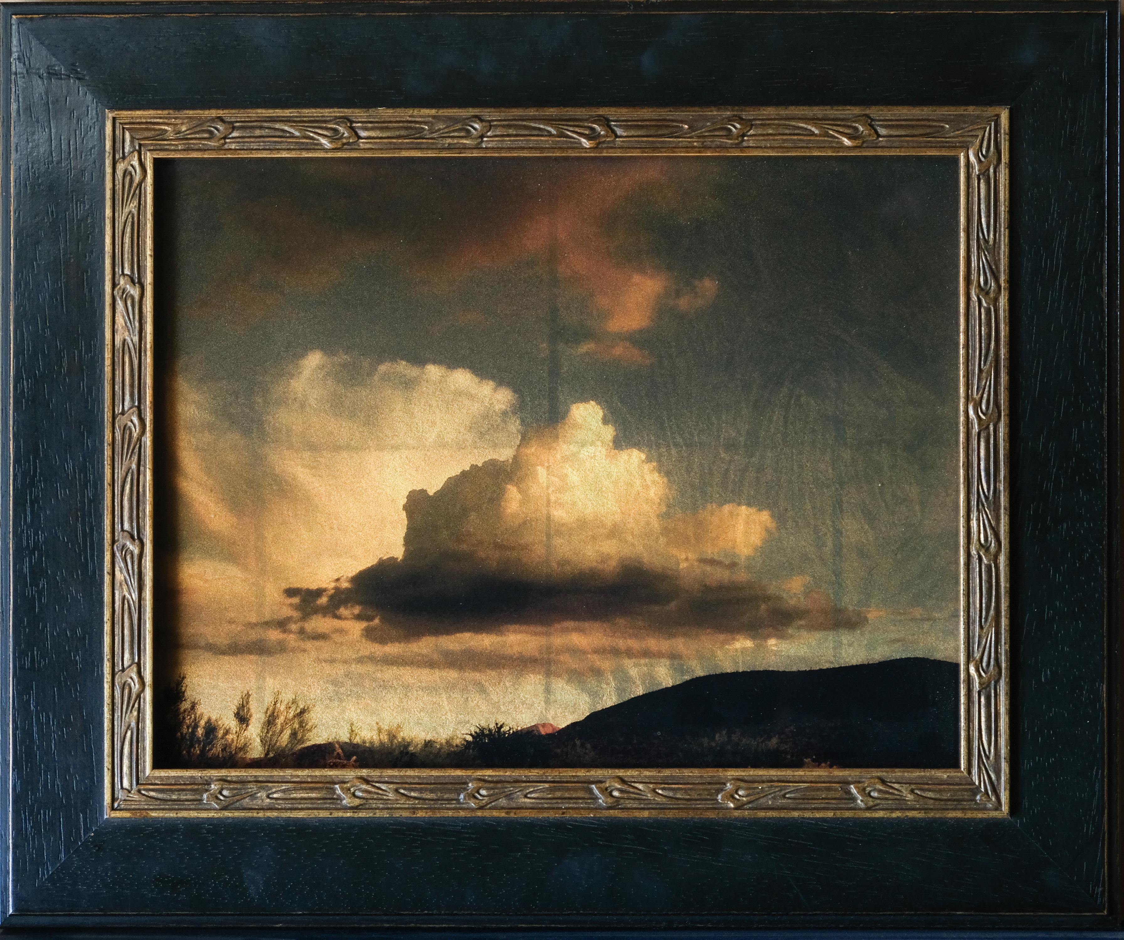 "Big Cloud, Arizona #4/20" (2017) di Kate Breakey è una stampa in edizione limitata su vetro da museo e dorata con foglia d'oro 24K.

Informazioni sull'artista: 
Kate Breakey è conosciuta a livello internazionale per le sue fotografie di grandi