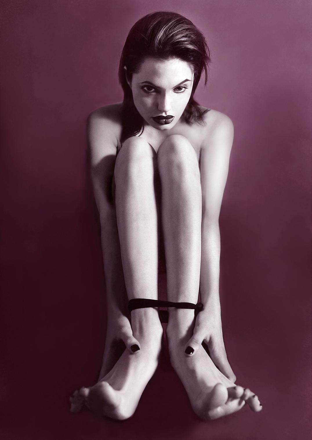 "Angelina. Red Bound" Fotografie 56" × 40" in Auflage 1/1 von Kate Garner