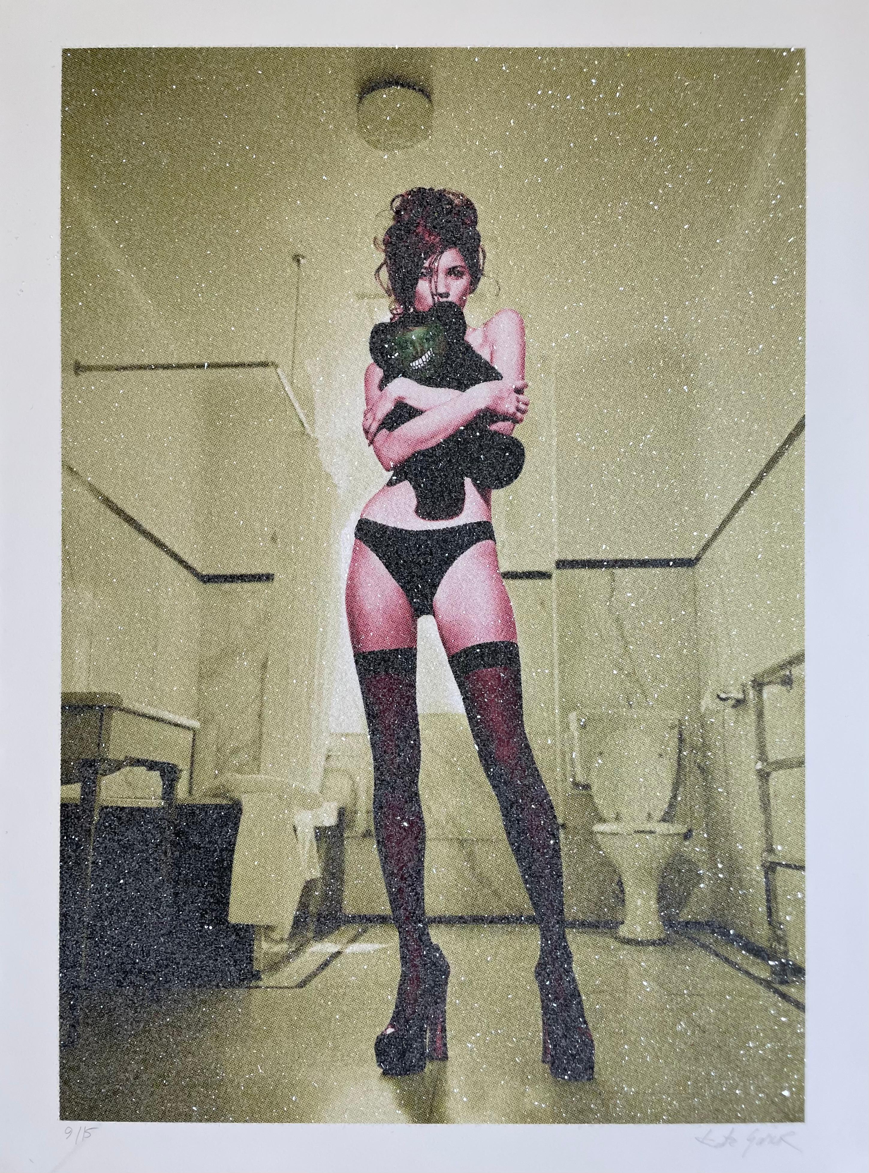 "Kate Moss (DD gelb)" Fotodruck 25,5 × 19 in Ed. 9/15 von Kate Garner

Nummeriert und signiert auf der Vorderseite. 

Hochwertiger Druck auf Hahnemuhle-Papier mit Archivtinte, vollständig mit rosa Diamantstaub bedeckt. 

Nicht gerahmt. Wird in einem