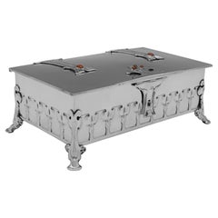 Kate Harris per William Hutton & Sons, Cofanetto in argento sterling, Londra, 1901