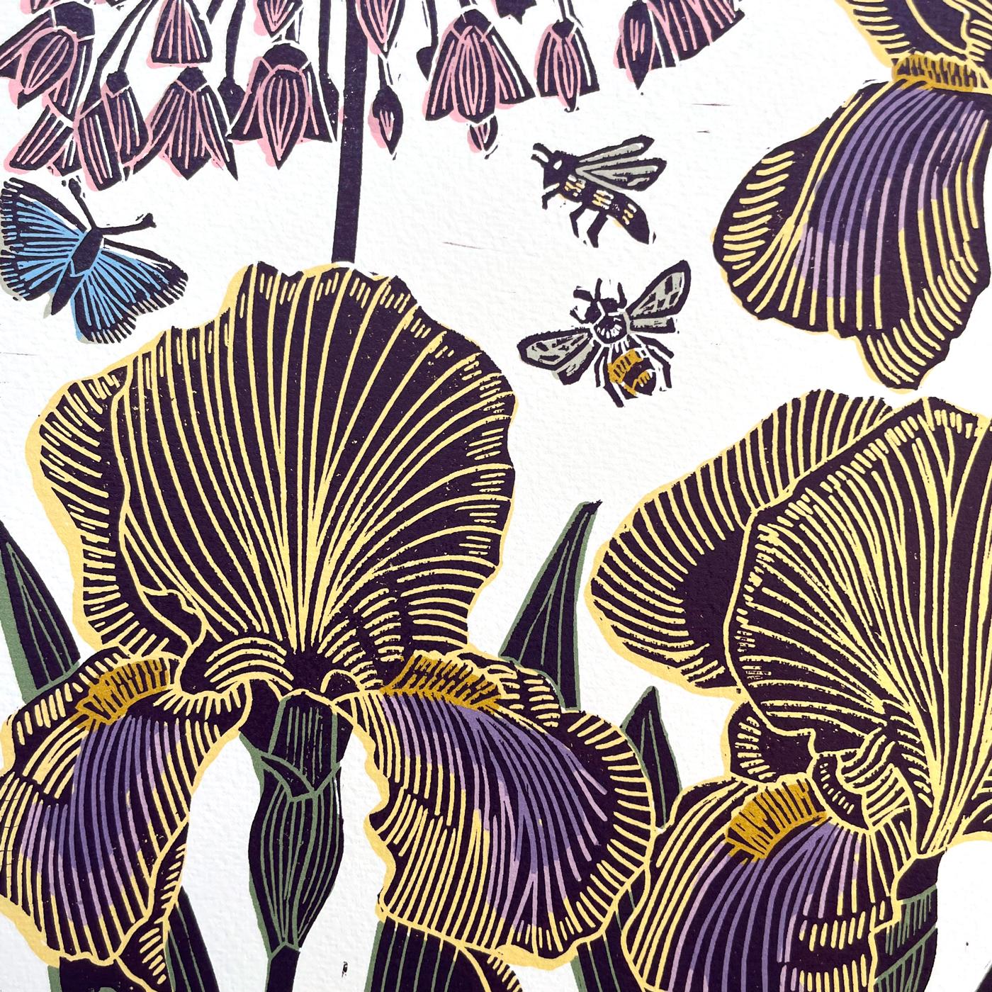 Este grabado muestra una nube de insectos atraídos por los lirios Alium siculum y Benton Olive. Esta impresión está inspirada en el hermoso Jardín Nurture de Sarah Price en RHS Chelsea 2023 y en su inspiración: el jardinero y pintor Cedric Morris.