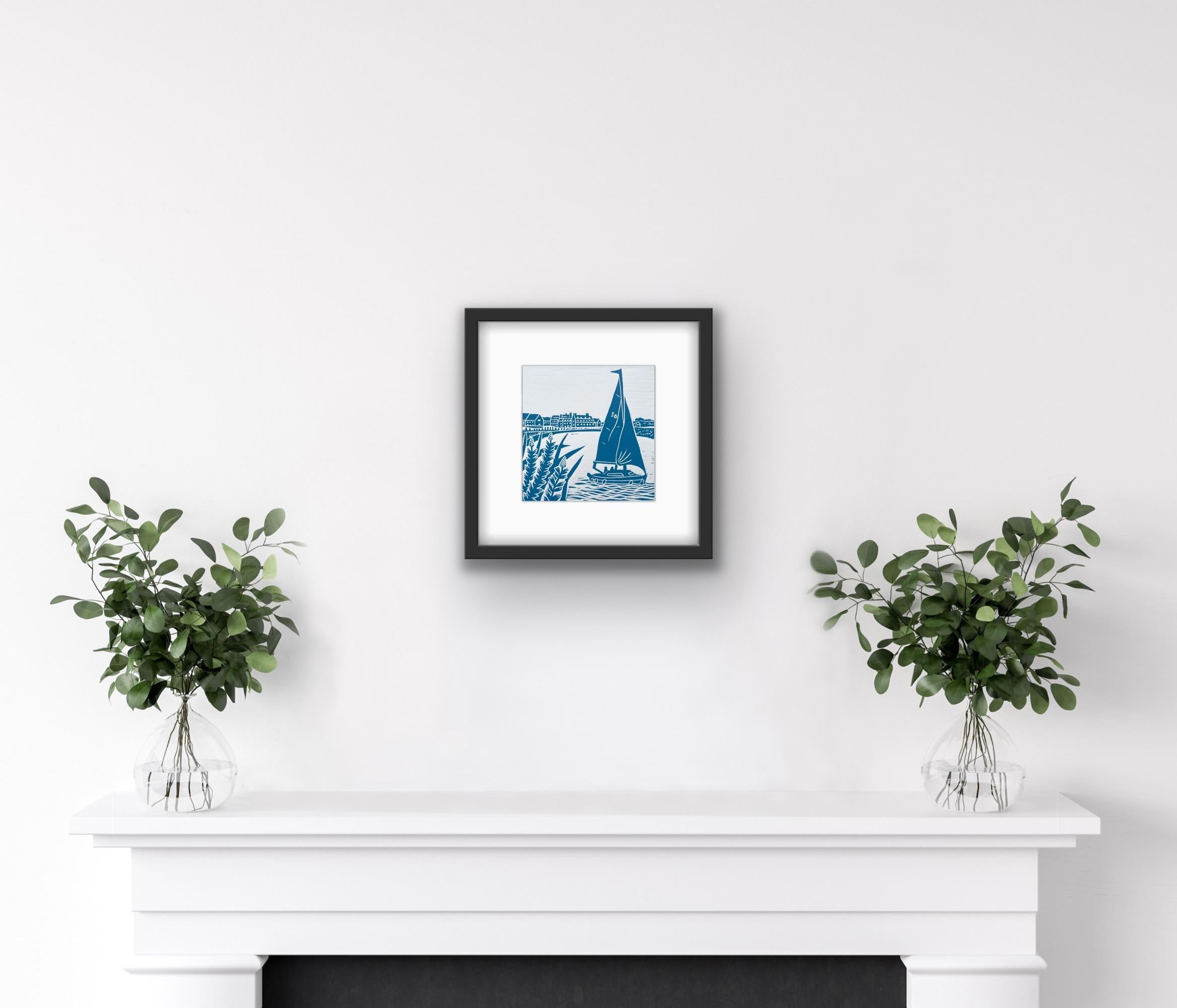 Blakeney Quay, Paisaje marino azul, Grabado linograbado en edición limitada, Costa de Norfolk - Print de Kate Heiss
