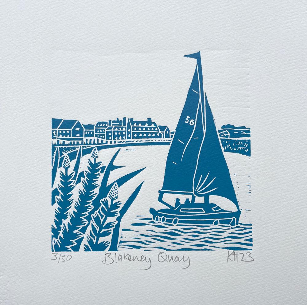 Blakeney Quay, Blaue Meereslandschaft, limitierte Auflage, Linocut-Druck, Norfolk Coast (Grau), Print, von Kate Heiss