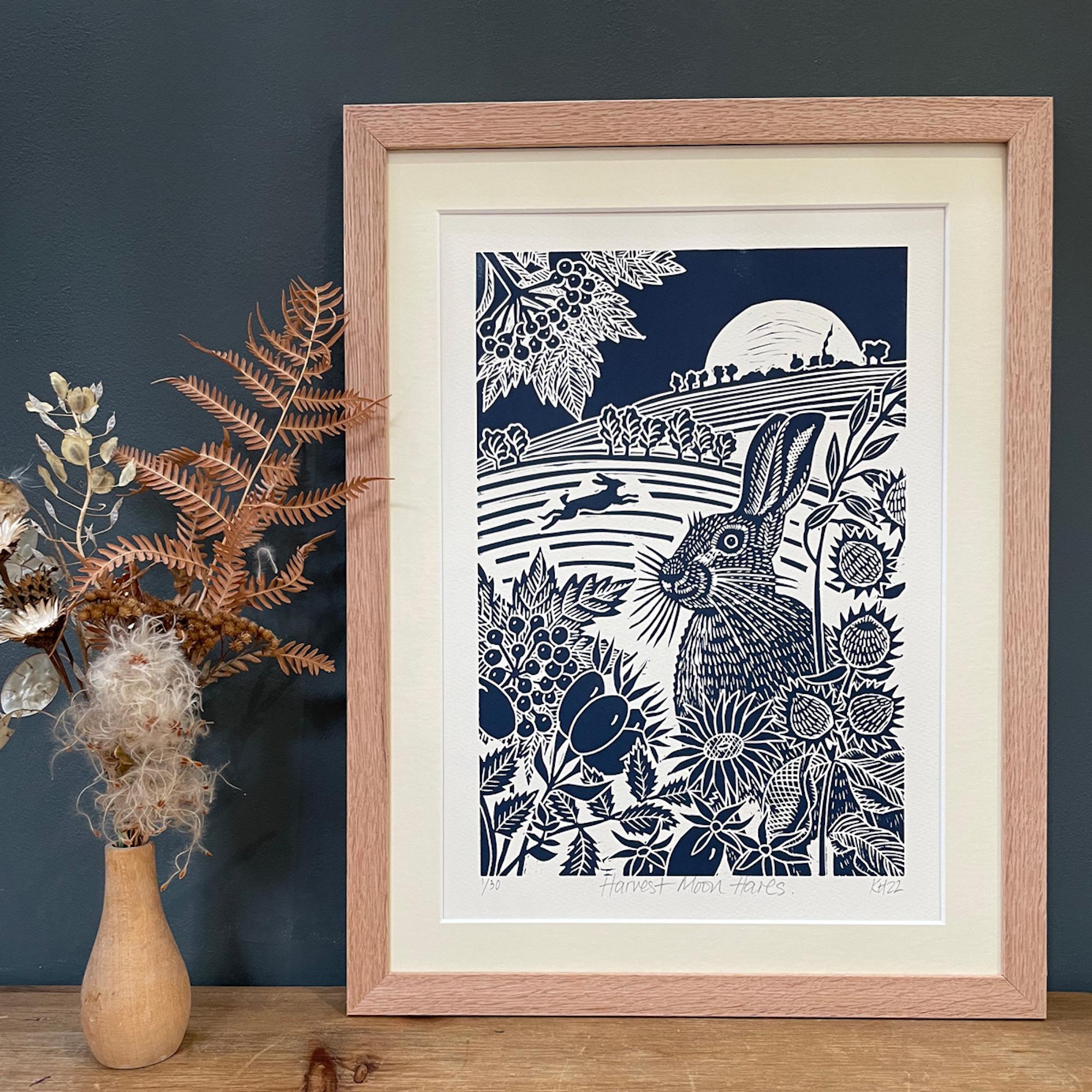 Harvest Moon Hares, Tierkunst, minimalistische Kunstwerke, Linolschnittdruck, Hare-Kunst – Print von Kate Heiss