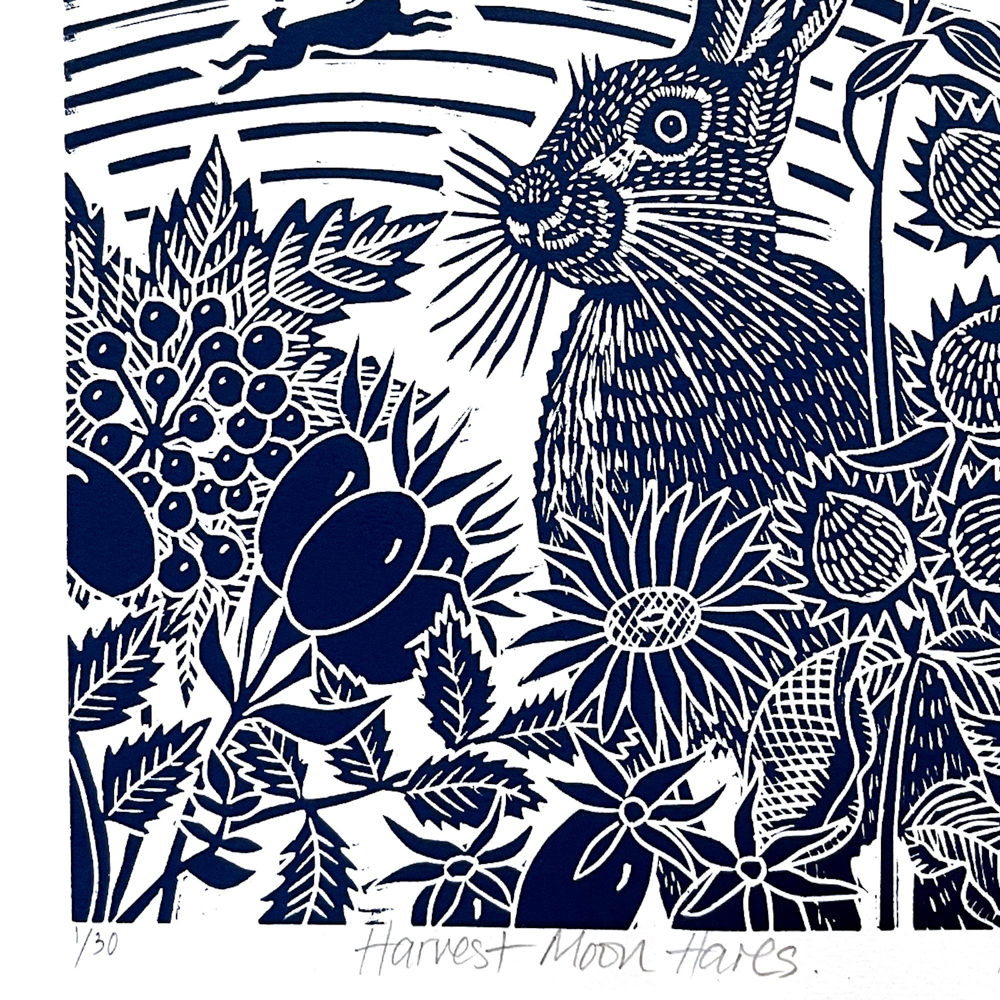 Harvest Moon Hares ist ein Linoldruck in limitierter Auflage, der ein Hasenpaar auf den Feldern unter dem Erntemond zeigt. Wilde Beeren und Hagebutten zeichnen sich im Vordergrund ab. Gedruckt in Indigoblau
Kate Heiss ist bei Wychwood Art online und