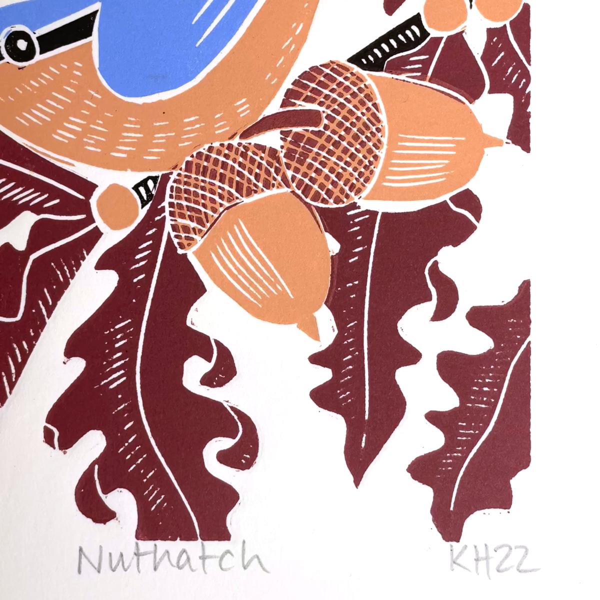 Nuthatch, art oiseau, art des feuilles, impression en édition limitée, art abordable, art de la nature - Beige Animal Print par Kate Heiss