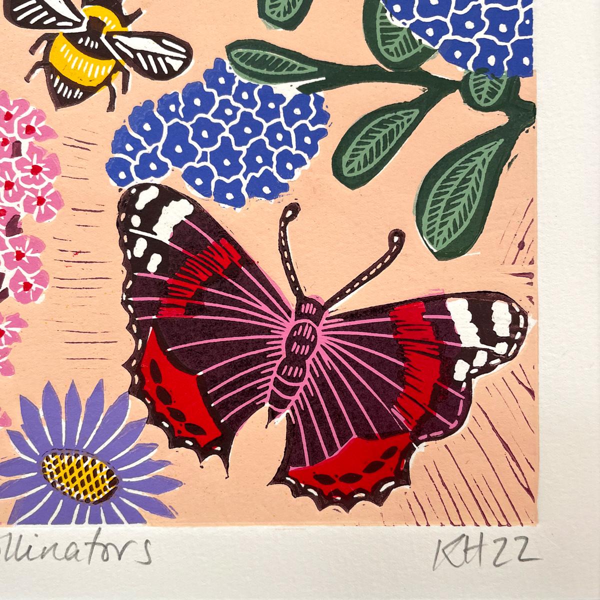 I nostri importantissimi impollinatori, le api e le farfalle, sono i protagonisti di questa stampa. Le api ronzano intorno al cespuglio di ceanothus di un blu vibrante e una Red Admiral, una Camberwell Beauty e una farfalla Swallowtail svolazzano