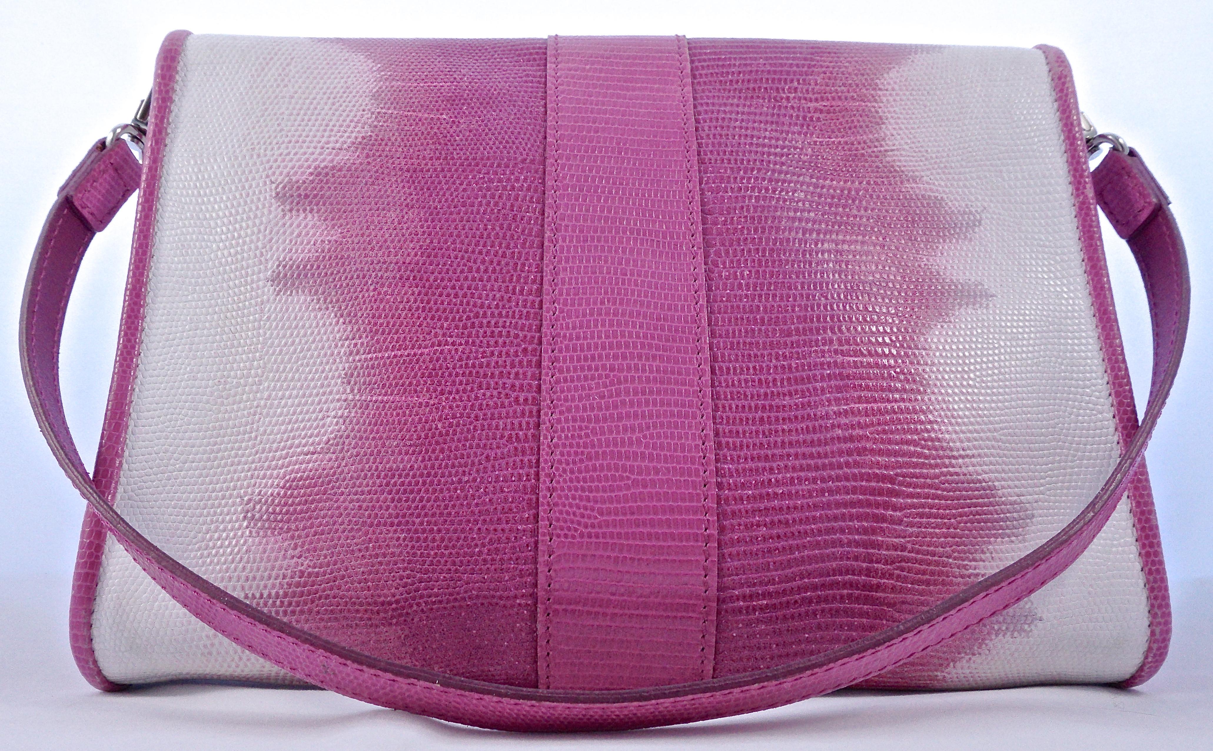 Kate Moss für Longchamp Handtasche aus Leder mit Schlangeneffekt in Rosa und Weiß und mit einer großen Schnalle. Länge 24,7 cm / 9,72 Zoll, Höhe 8,5 cm / 7,28 Zoll und Tiefe 4,3 cm / 1,69 Zoll. Der Griff ist 22cm / 8,66 Zoll lang. Sie hat