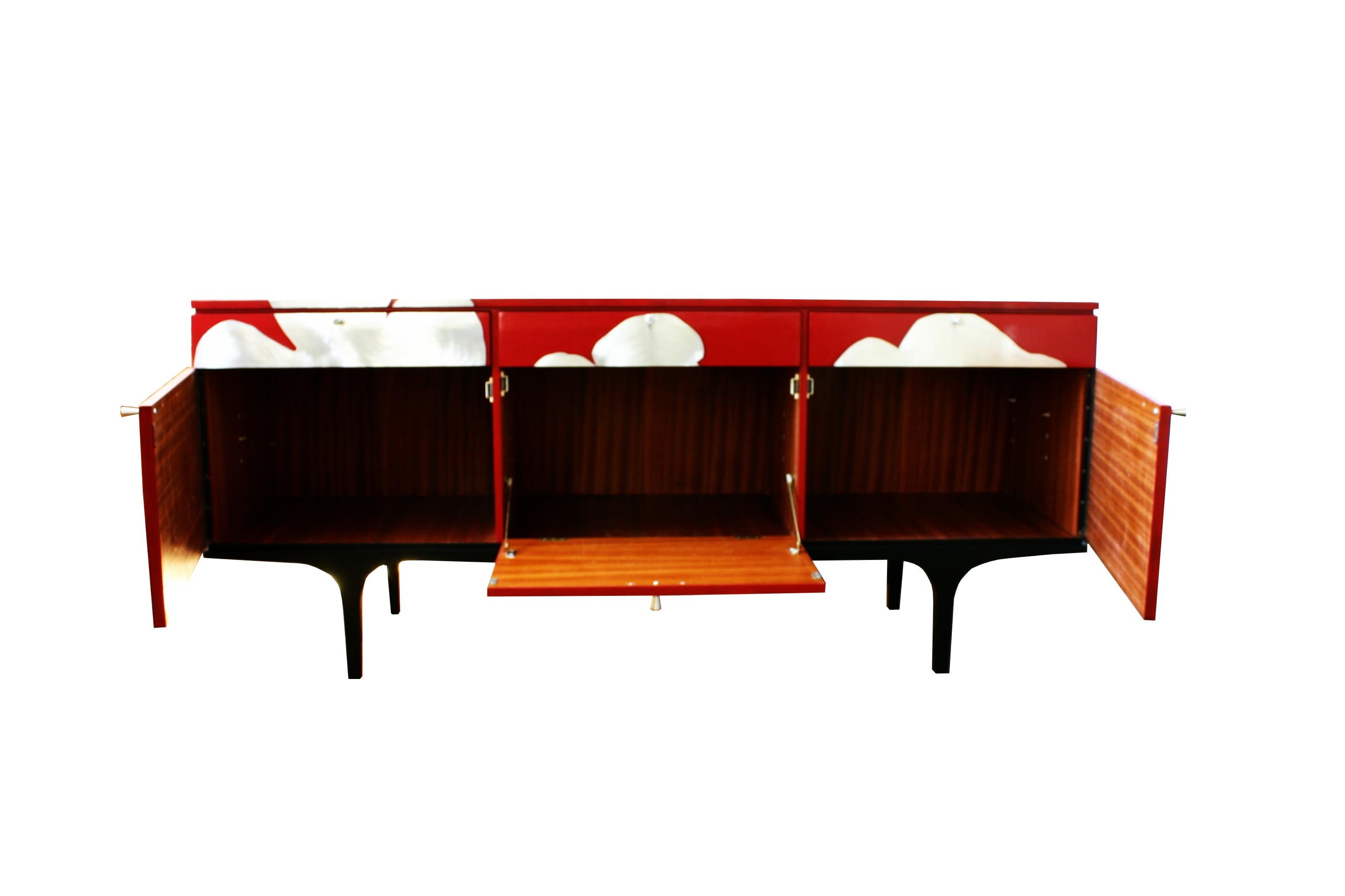 Kate Noakes „ Mohnblumen“ Sideboard in Rot (Handgefertigt) im Angebot