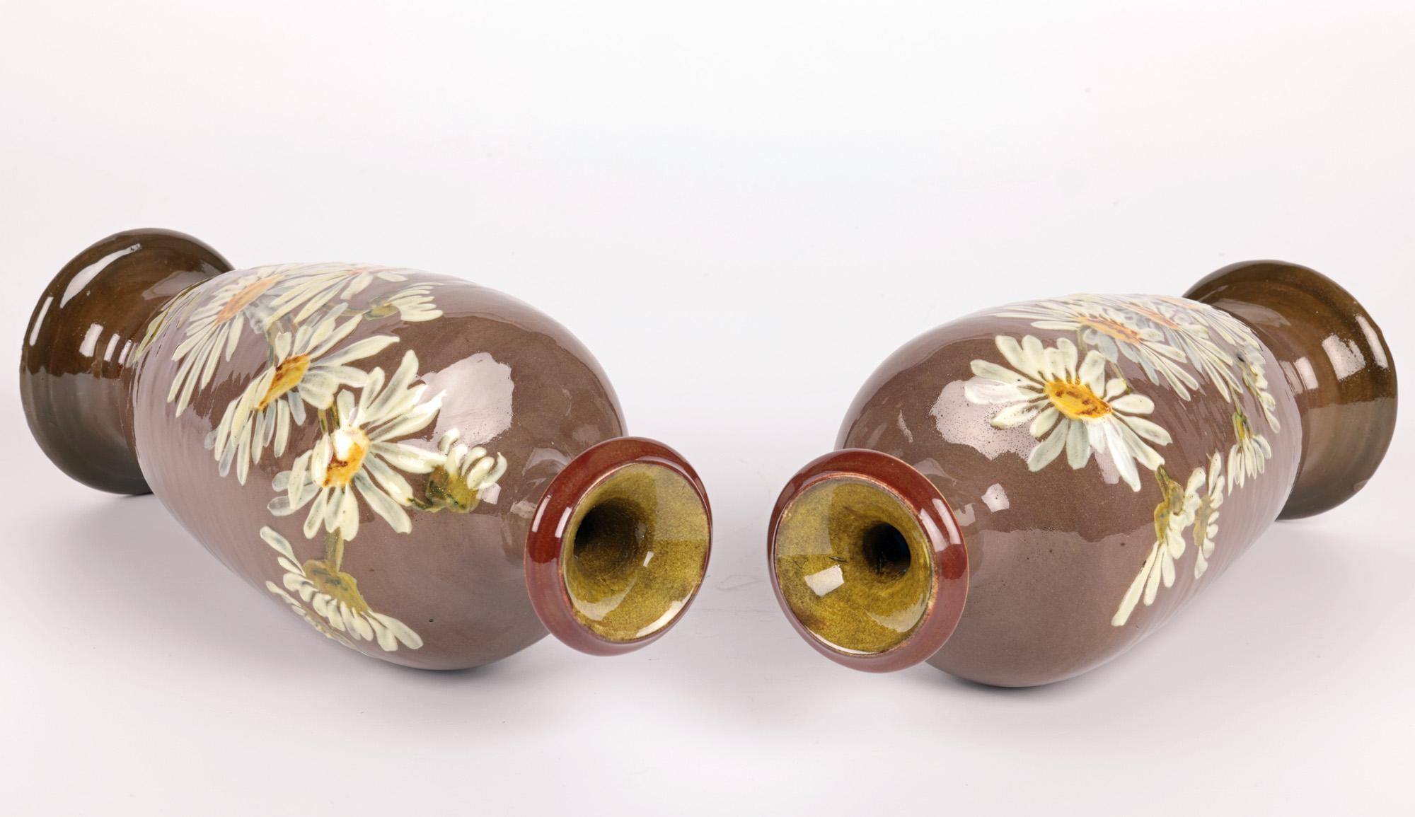 Kate Rogers Doulton Lambeth Pair Impasto Daisy Painted Vases In Good Condition For Sale In Bishop's Stortford, Hertfordshire