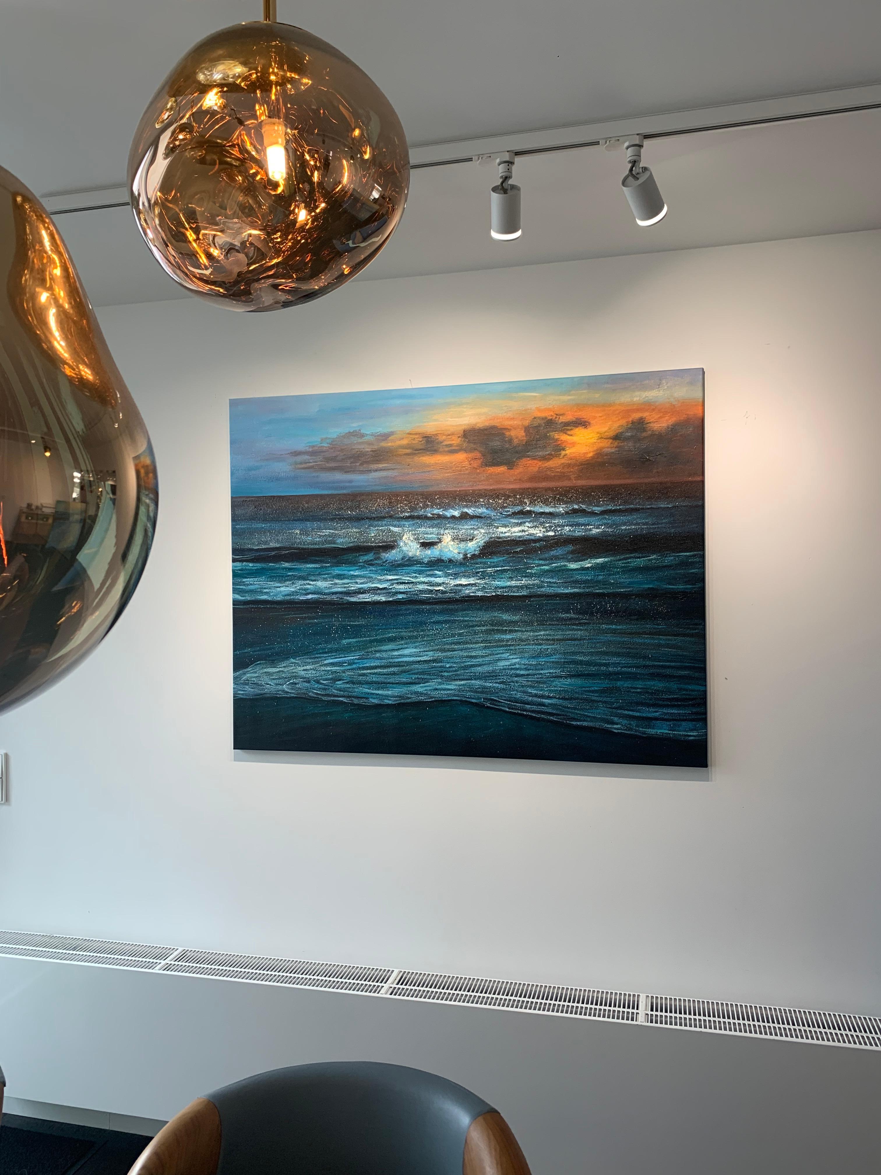 Sunset waves von Kate Seaborne - zeitgenössisches Ölgemälde Meereslandschaft Blauer Ozean im Angebot 1