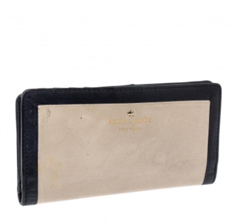 Ce portefeuille de Kate Spade présente un aspect élégant et luxueux, idéal pour un usage quotidien. Le portefeuille est aussi fonctionnel qu'il est beau. En le détachant, il révèle un intérieur en cuir et en tissu rempli de nombreuses fentes, de