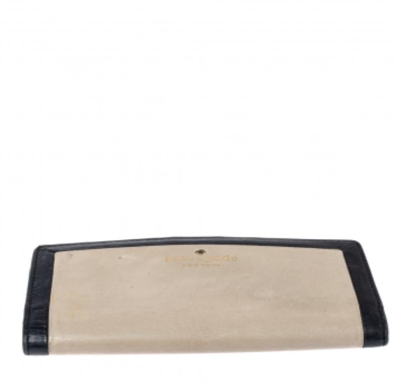 Beige Portefeuille long en cuir beige/noir Kate Spade en vente