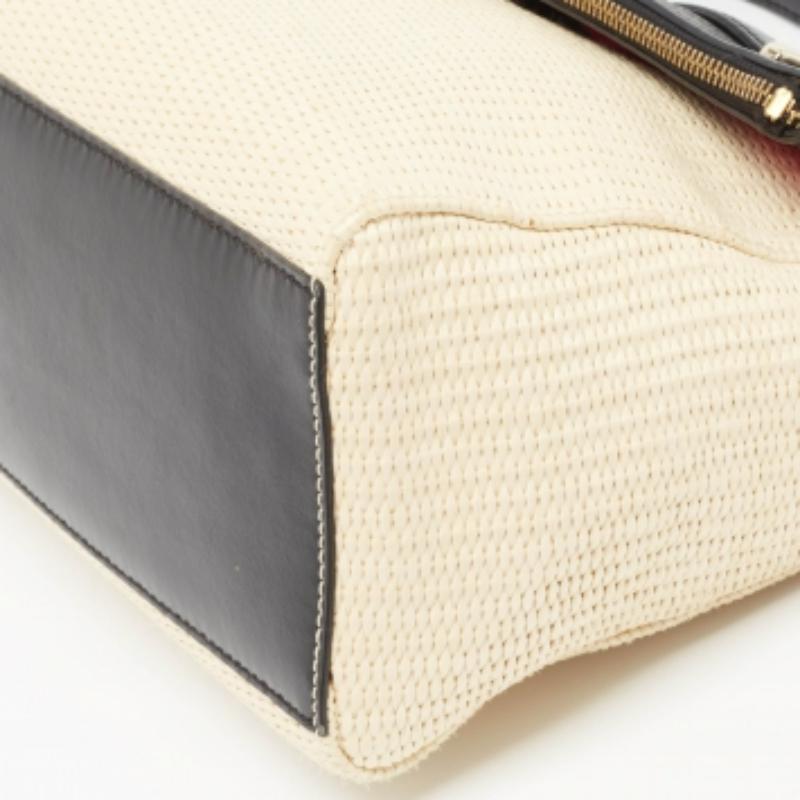 Para un look completo con estilo, gusto y un toque de lujo, este bolso bandolera es el complemento perfecto. Luce esta belleza al hombro en cualquier evento y deléitate con el sabor a lujo que te deja.