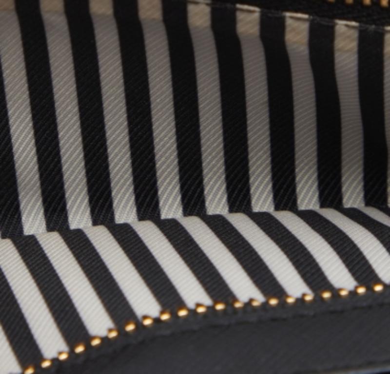 Un bellissimo portafoglio per donne alla moda, questo portafoglio di marca è perfetto per essere portato da solo o all'interno della tua tote mentre esci per fare delle commissioni. È un accessorio resistente.