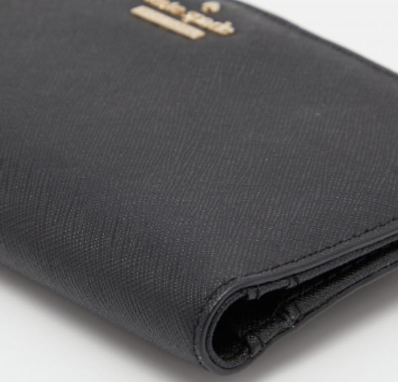 Nero Kate Spade Portafoglio Bifold Flap in pelle nera in vendita