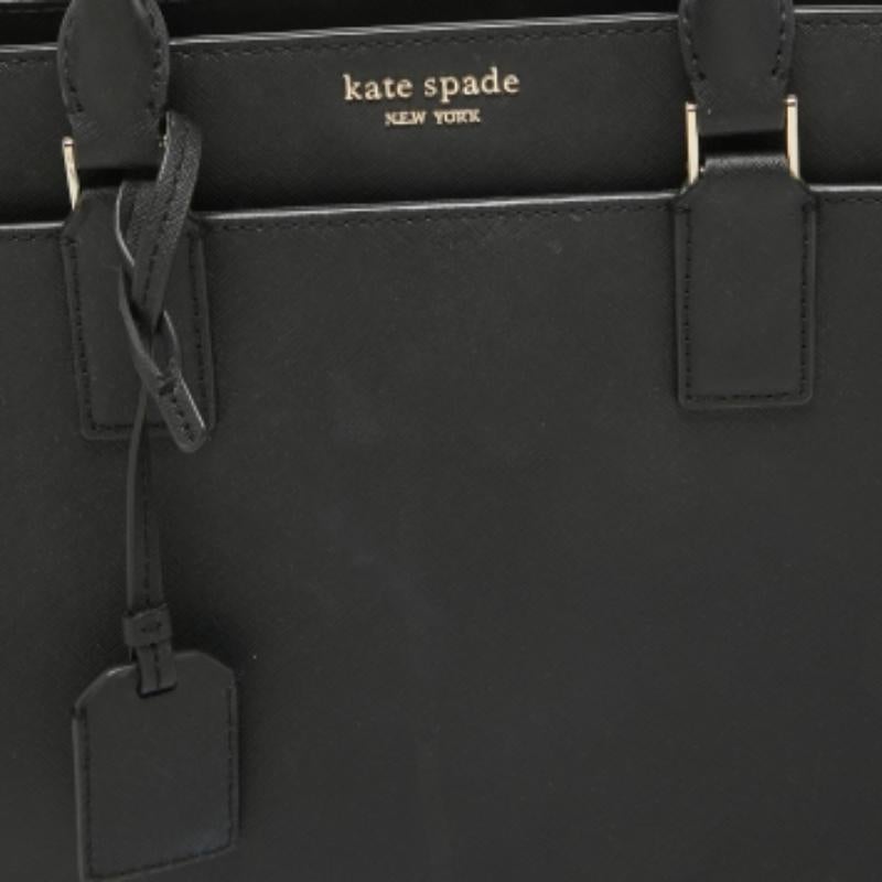 Ya sea en sus desplazamientos diarios al trabajo, de compras o de vacaciones, un bolso de mano nunca le fallará. Esta creación de diseño está hecha para durar y ayudarle en sus días llenos de moda.