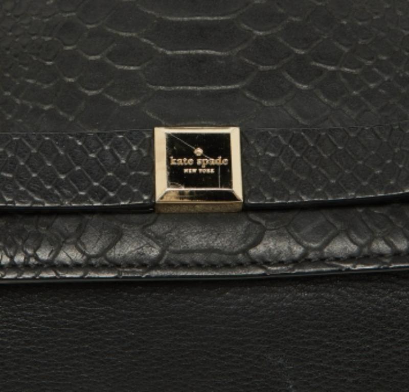 Los bolsos de diseño son los compañeros ideales para un sinfín de ocasiones Aquí tenemos una pieza que aúna moda y funcionalidad, elaborada con precisión. Está equipado con un interior de buen tamaño en el que caben fácilmente todos tus objetos