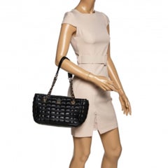 Kate Spade Schwarze quadratische gesteppte Ledertasche mit Kette