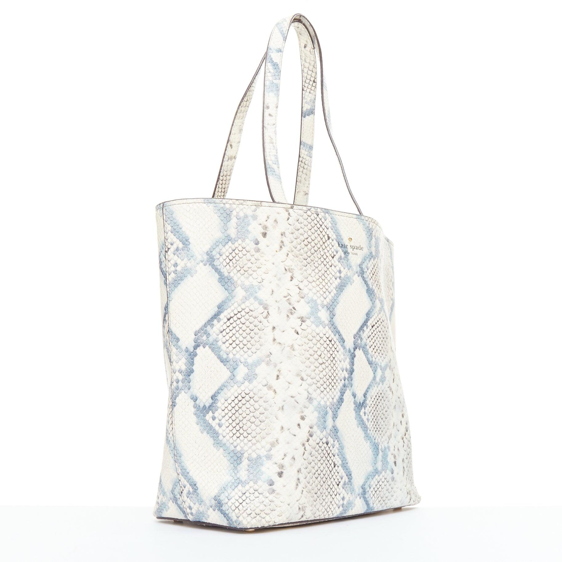 KATE SPADE blaue, cremefarbene, schuppenförmige Tasche aus Ziegenleder mit goldenem Logo und Kordelzug (Grau) im Angebot