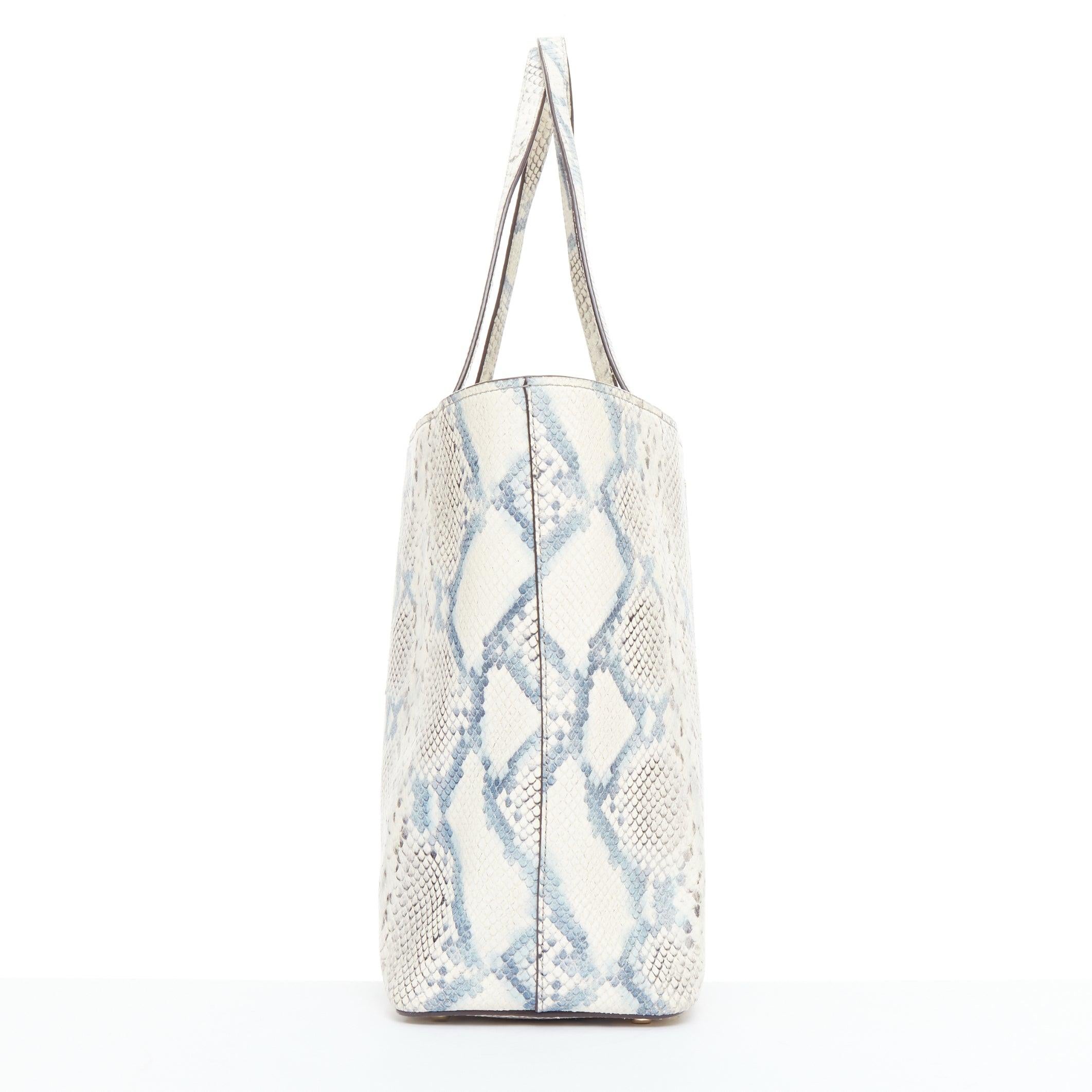 KATE SPADE blaue, cremefarbene, schuppenförmige Tasche aus Ziegenleder mit goldenem Logo und Kordelzug im Zustand „Gut“ im Angebot in Hong Kong, NT