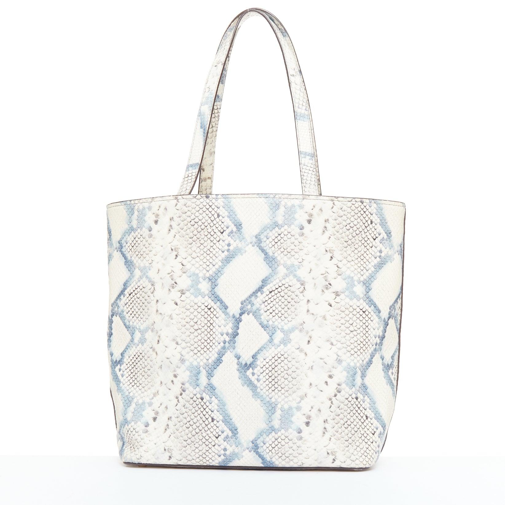 KATE SPADE blaue, cremefarbene, schuppenförmige Tasche aus Ziegenleder mit goldenem Logo und Kordelzug Damen im Angebot