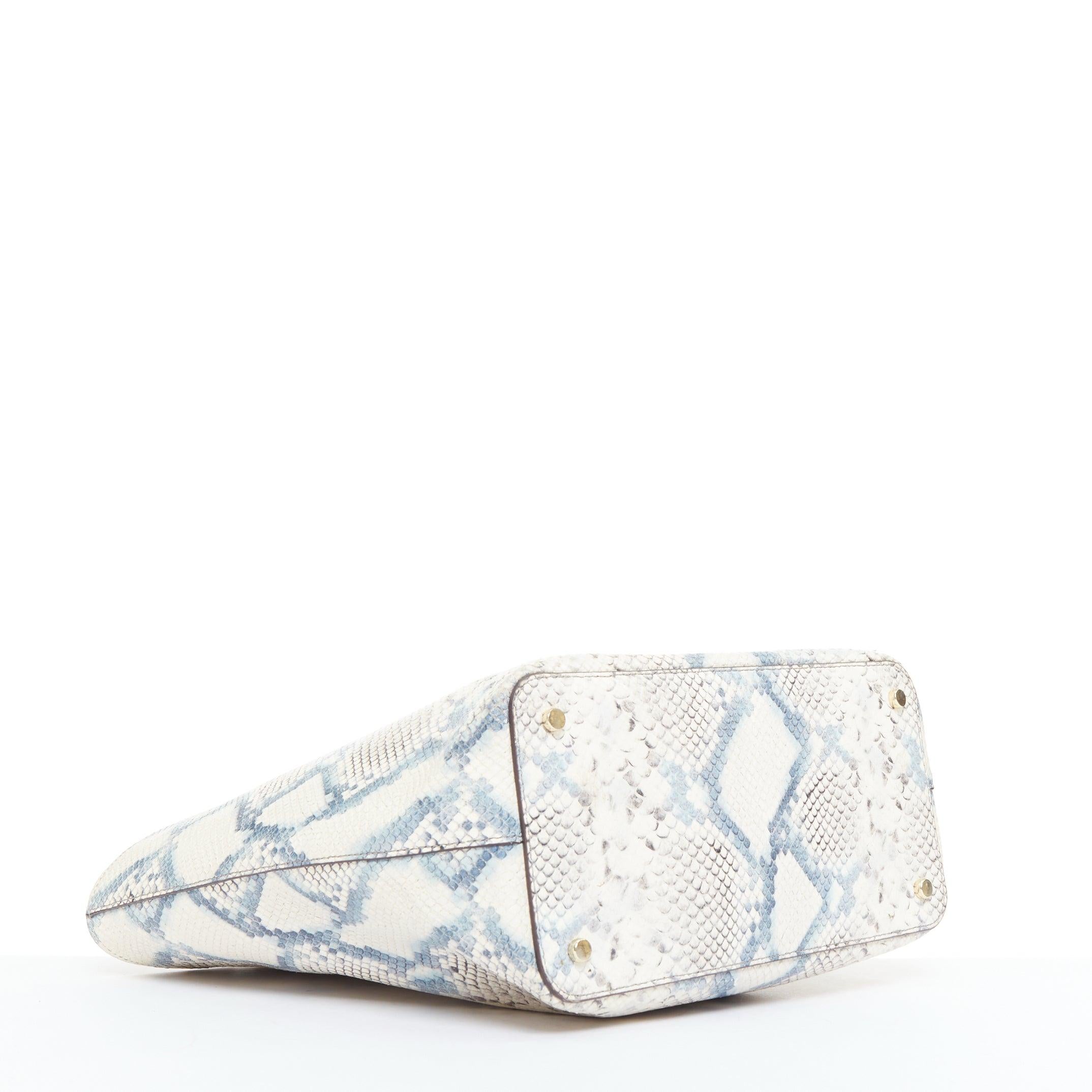 KATE SPADE blaue, cremefarbene, schuppenförmige Tasche aus Ziegenleder mit goldenem Logo und Kordelzug im Angebot 1