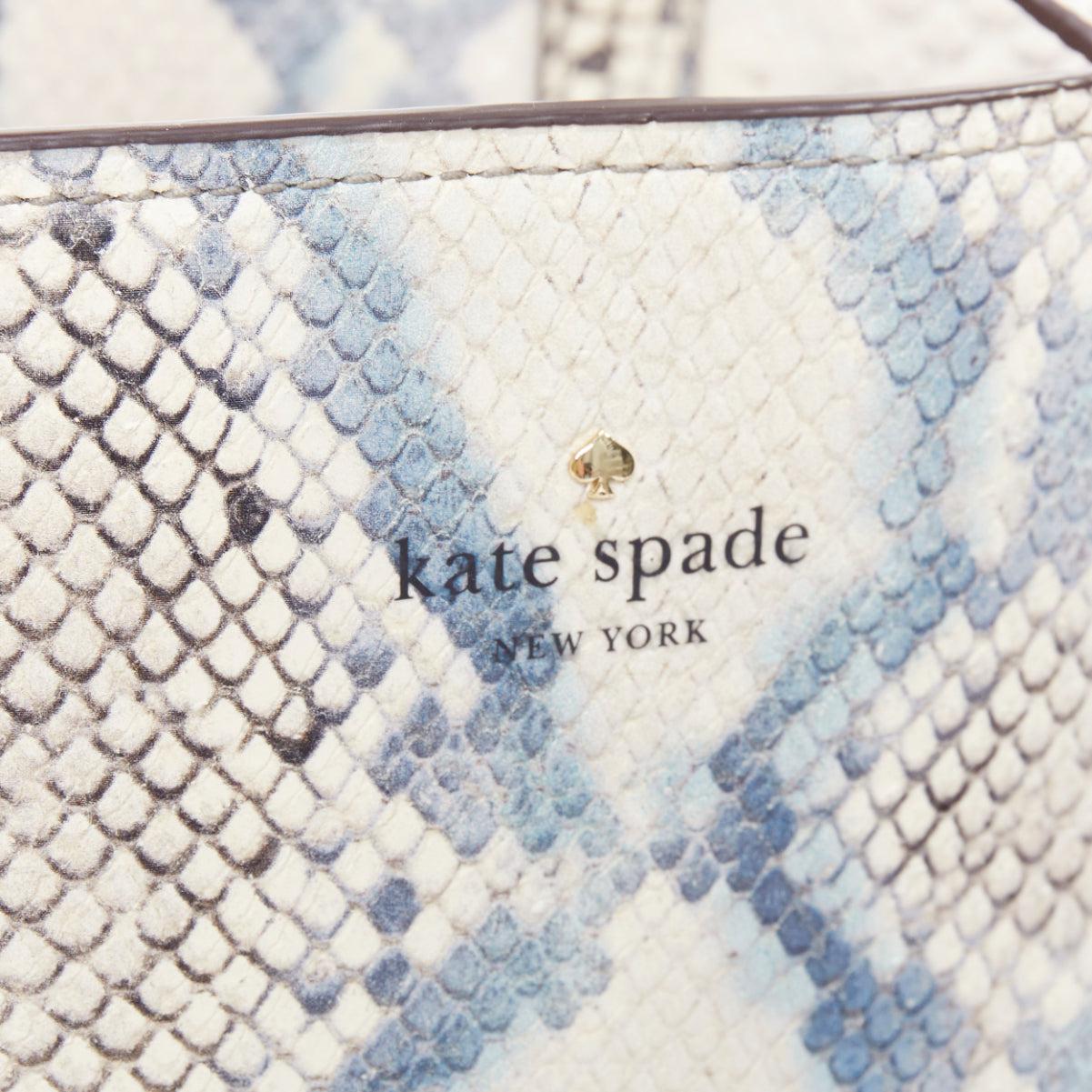 KATE SPADE blaue, cremefarbene, schuppenförmige Tasche aus Ziegenleder mit goldenem Logo und Kordelzug im Angebot 2