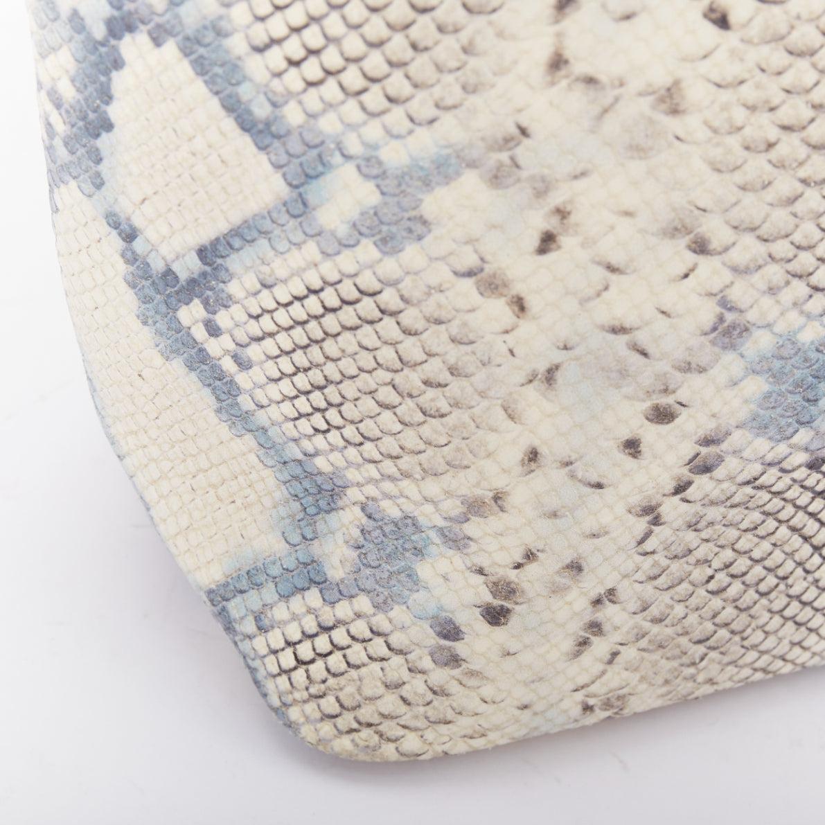 KATE SPADE blaue, cremefarbene, schuppenförmige Tasche aus Ziegenleder mit goldenem Logo und Kordelzug im Angebot 3