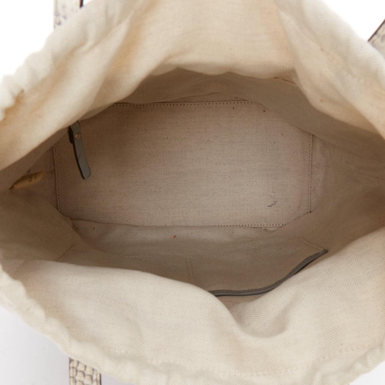 KATE SPADE blaue, cremefarbene, schuppenförmige Tasche aus Ziegenleder mit goldenem Logo und Kordelzug im Angebot 4