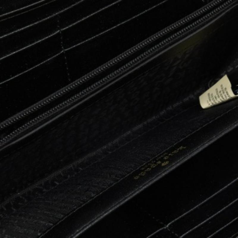 Dieses Portemonnaie von Kate Spade ist ein perfektes Gleichgewicht aus Raffinesse und rationalem Nutzen. Er wurde unter Verwendung hochwertiger MATERIALIEN entworfen und durch eine elegante Oberfläche aufgewertet. Die Kreation ist mit reichlich