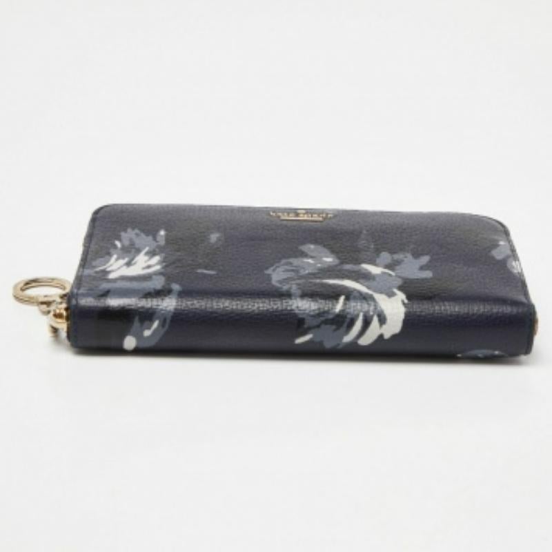 Kate Spade Blaue Portemonnaie mit Reißverschluss und FLoral-Druck aus Leder im Zustand „Hervorragend“ im Angebot in Dubai, Al Qouz 2